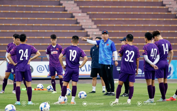 HLV Kim Sang-sik đang hoàn thiện bộ khung tuyển Việt Nam cho ASEAN Cup 2024 Ảnh: VFF