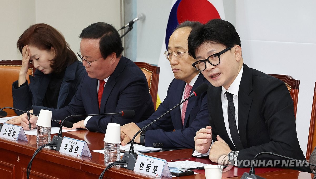 Han Dong-hoon (R), head of the ruling People Power Party, speaks during a meeting of the party's leadership at the National Assembly in Seoul on Dec. 5, 2024. (Yonhap)