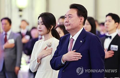 Tổng thống Yoon Suk-yeol và đệ nhất phu nhân Kim Keon-hee. Ảnh: Yonhap