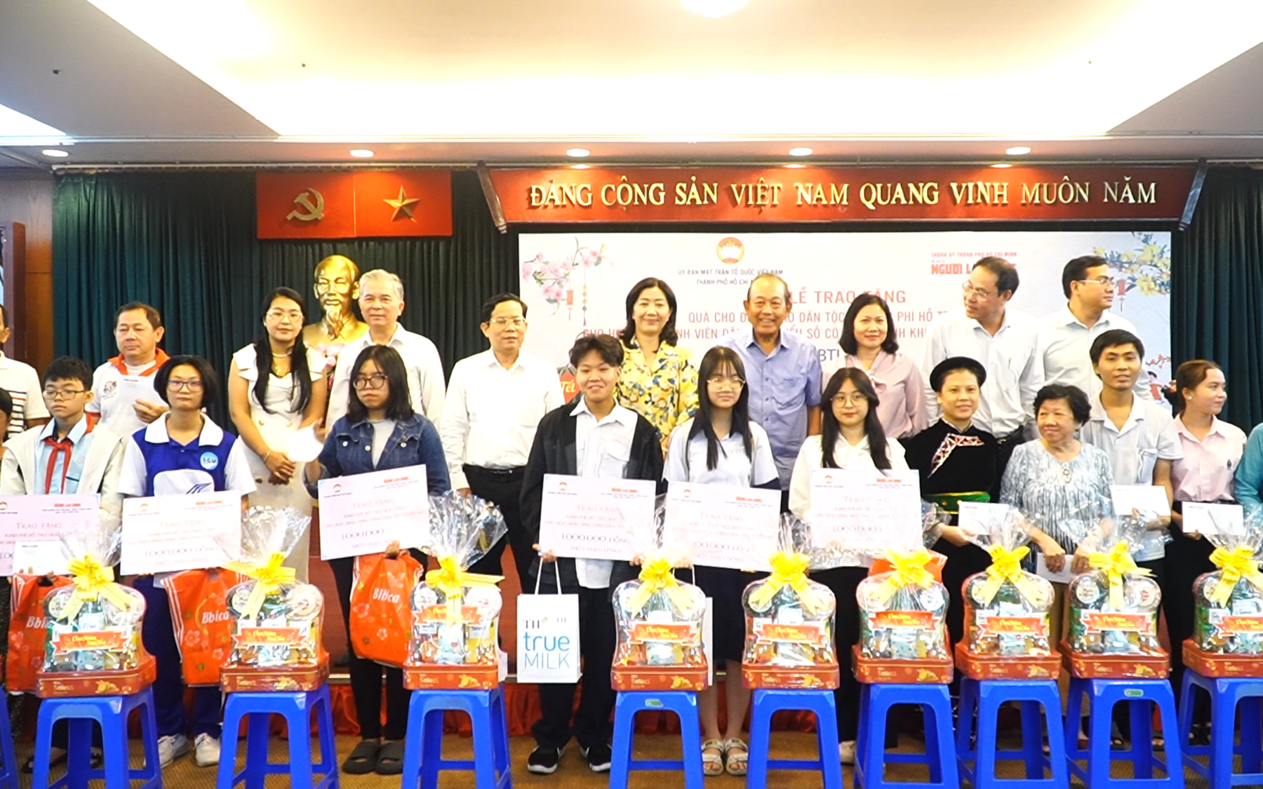 Báo Người Lao Động chăm lo cho đồng bào, học sinh – sinh viên dân tộc thiểu số