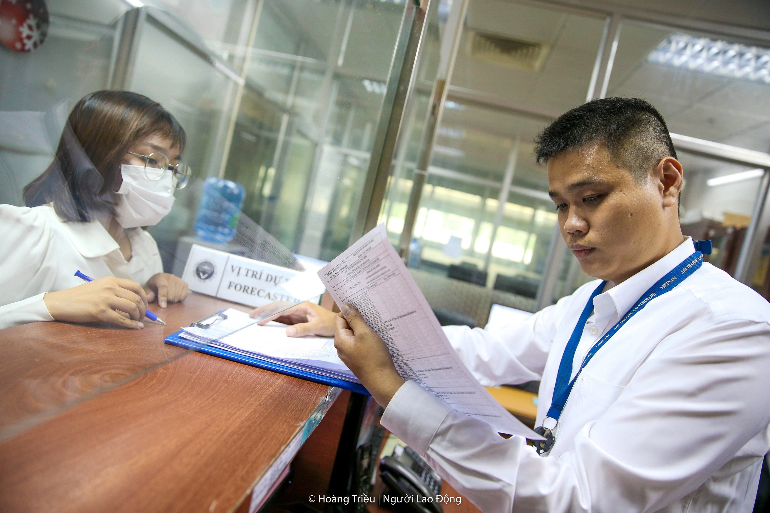 Nghề “bắt mạch ông trời” ở Tân Sơn Nhất- Ảnh 21.