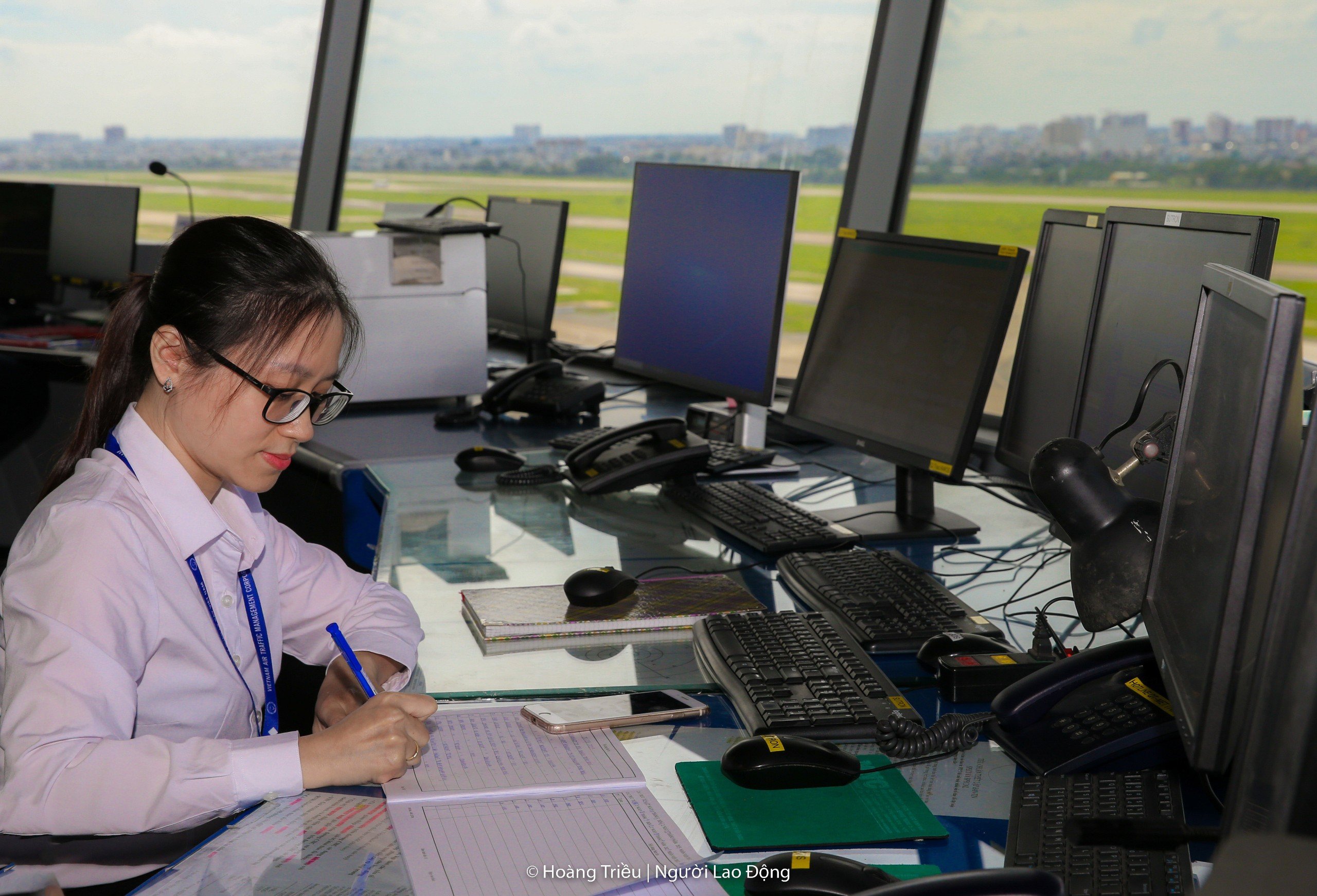 Nghề “bắt mạch ông trời” ở Tân Sơn Nhất- Ảnh 15.