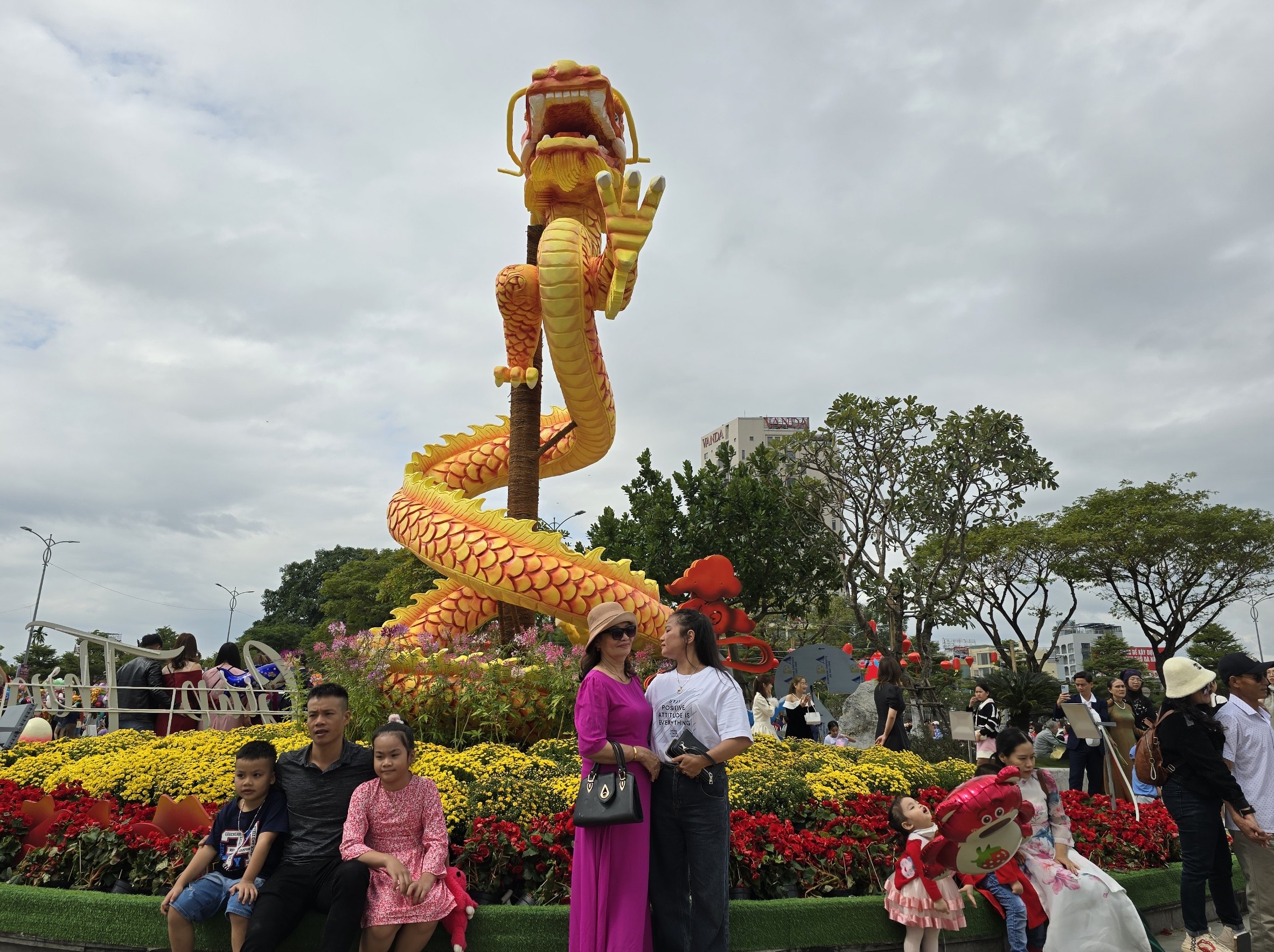 Điểm trang trí hoa ở Đà Nẵng đông nghịt người mùng 2 Tết- Ảnh 8.