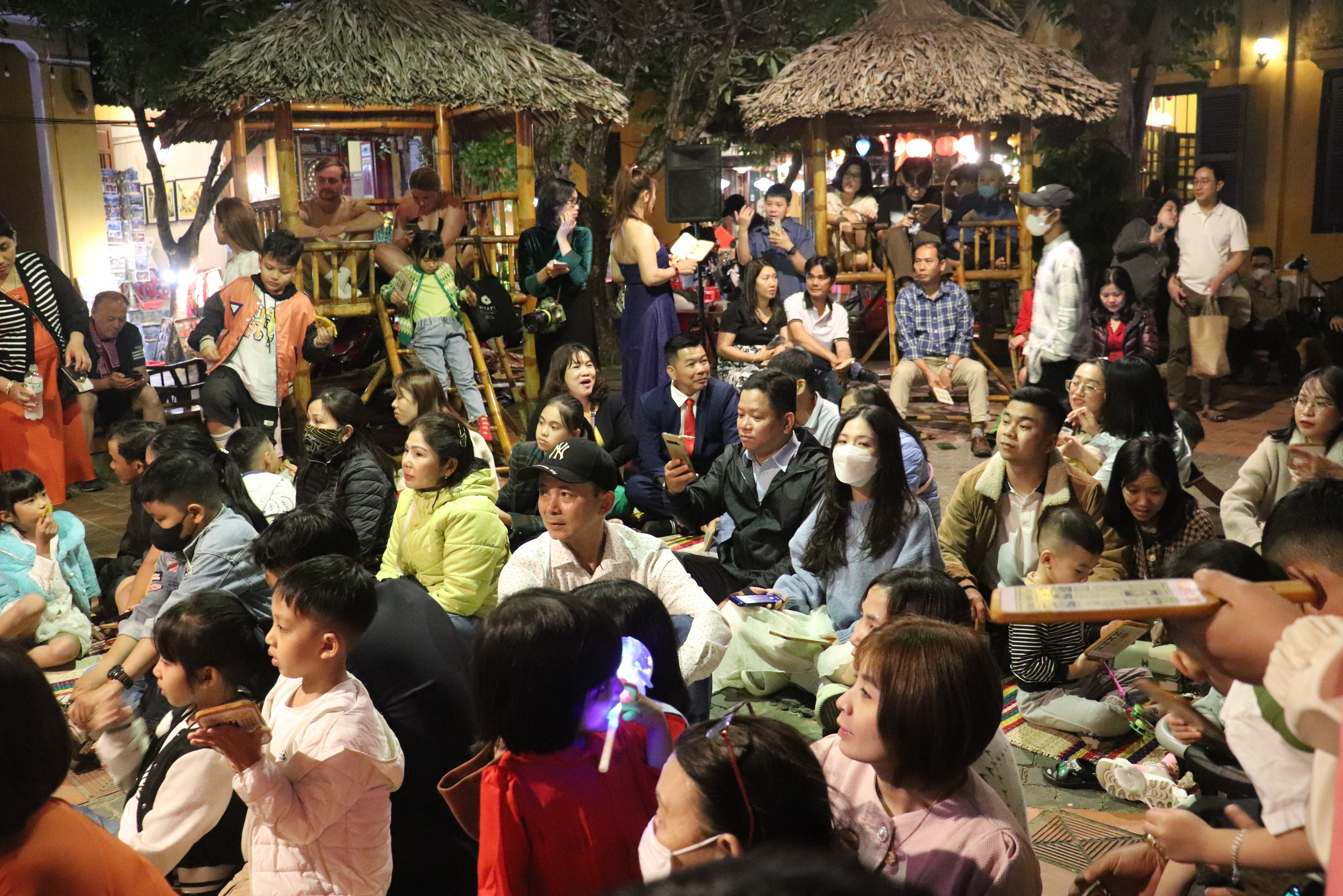 Tet v Hoi An: Užijte si festival Bài Chòi - Foto 6. Tết về Hội An vui hội Bài Chòi- Ảnh 6.