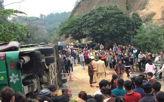 Xe khách lật trên đường Hồ Chí Minh, nhiều hành khách bị thương- Ảnh 2.