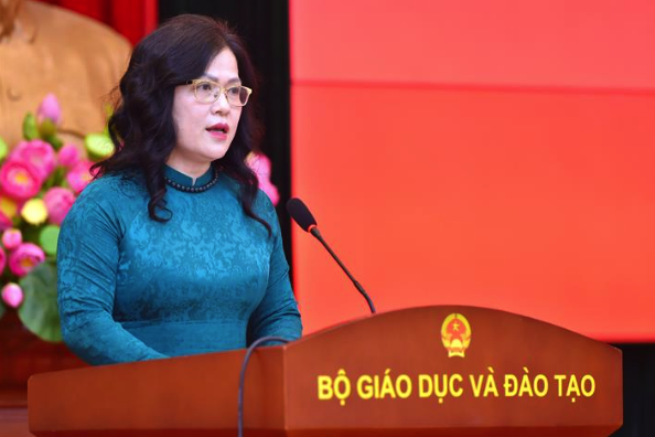 Trao quyết định Thủ tướng bổ nhiệm nữ Thứ trưởng Bộ GD-ĐT- Ảnh 2.