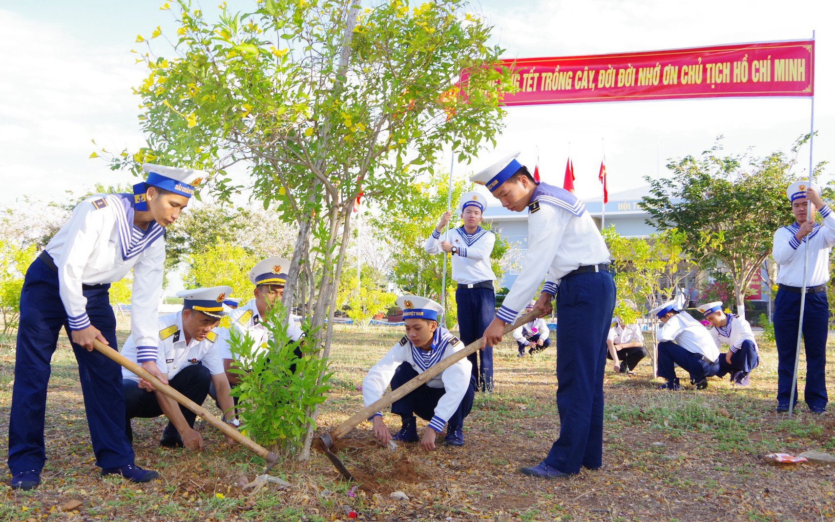 Bộ đội Hải quân trồng cây mùa xuân, nhớ ơn Bác 