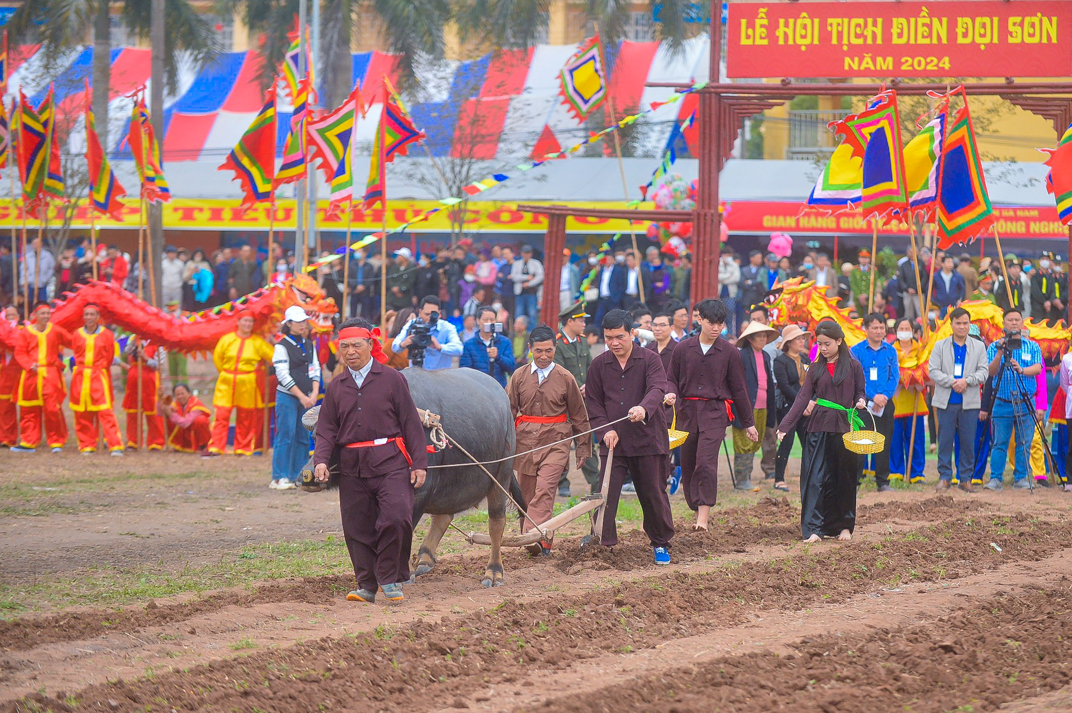 Người dân hân hoan ngày khai hội Tịch Điền Đọi Sơn Xuân Giáp Thìn- Ảnh 8.