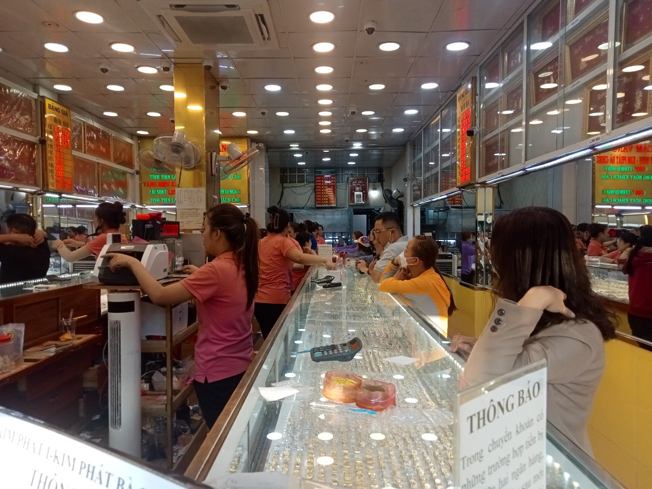 Hà Nội xếp hàng mua vàng trước ngày vía Thần Tài, tiệm vàng ở TP HCM thưa thớt- Ảnh 8.