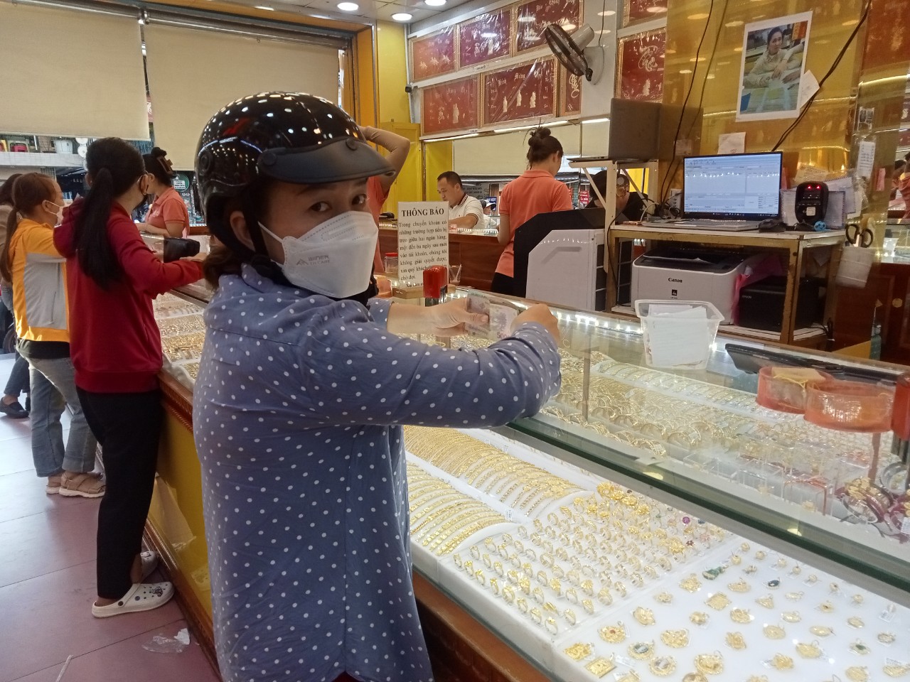 Hà Nội xếp hàng mua vàng trước ngày vía Thần Tài, tiệm vàng ở TP HCM thưa thớt- Ảnh 9.