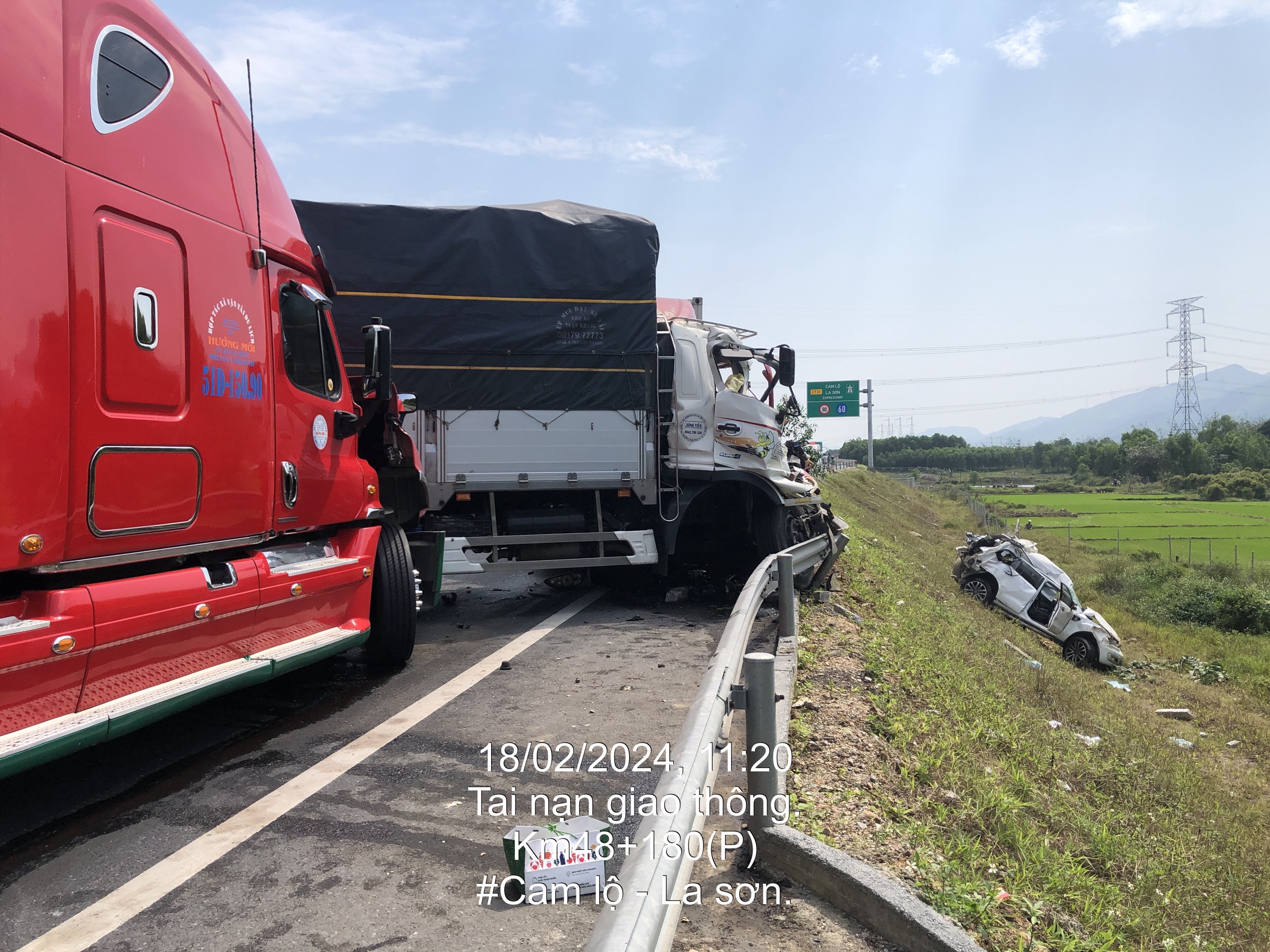 Hai người chết sau vụ va chạm giữa 3 ô tô trên cao tốc Cam Lộ - La Sơn- Ảnh 1. Hai người chết sau vụ va chạm giữa 3 ô tô trên cao tốc Cam Lộ - La Sơn- Ảnh 1.