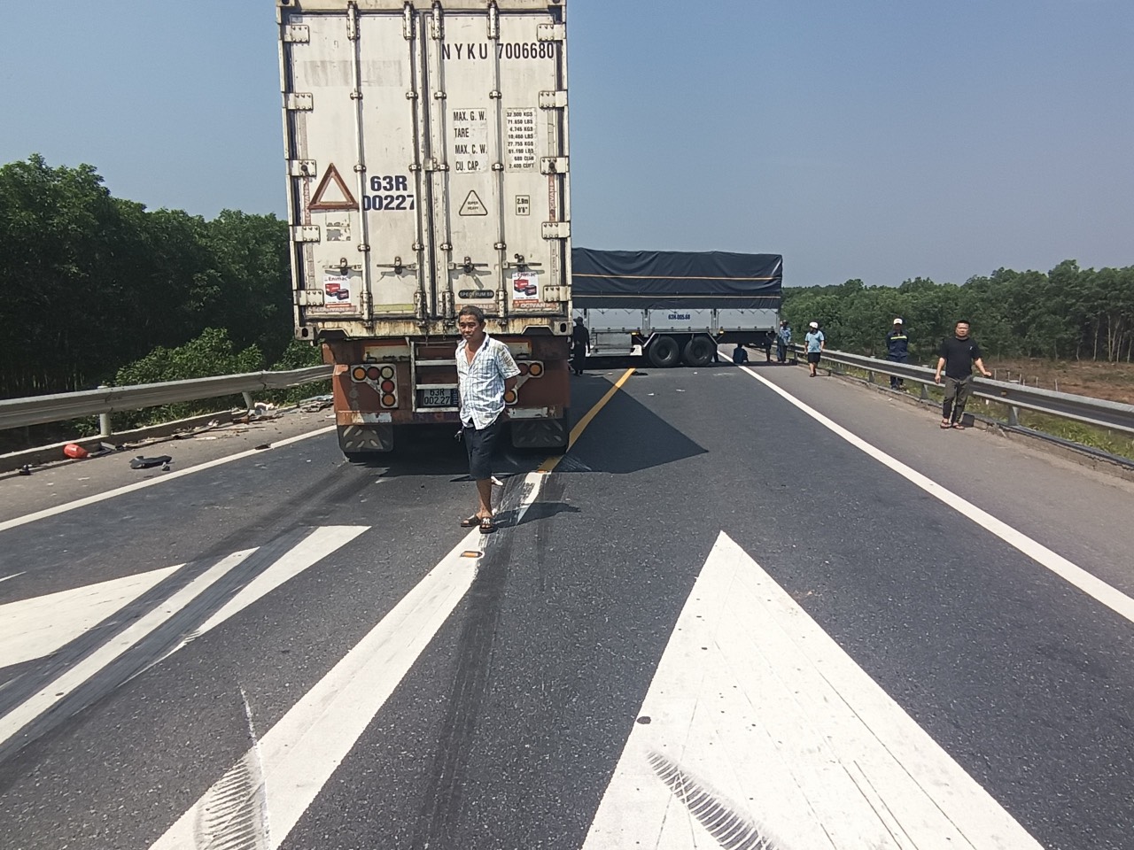 Hai người chết sau vụ va chạm giữa 3 ô tô trên cao tốc Cam Lộ - La Sơn- Ảnh 3. Hai người chết sau vụ va chạm giữa 3 ô tô trên cao tốc Cam Lộ - La Sơn- Ảnh 3.