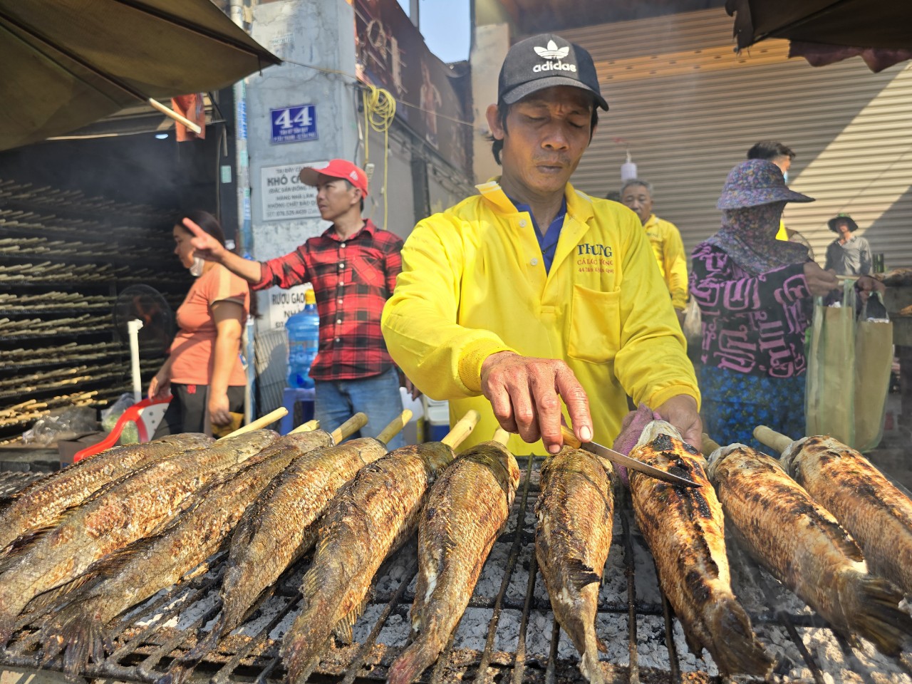 Xóm cá lóc nướng ở TP HCM đông nghẹt người trong ngày vía Thần Tài- Ảnh 6.