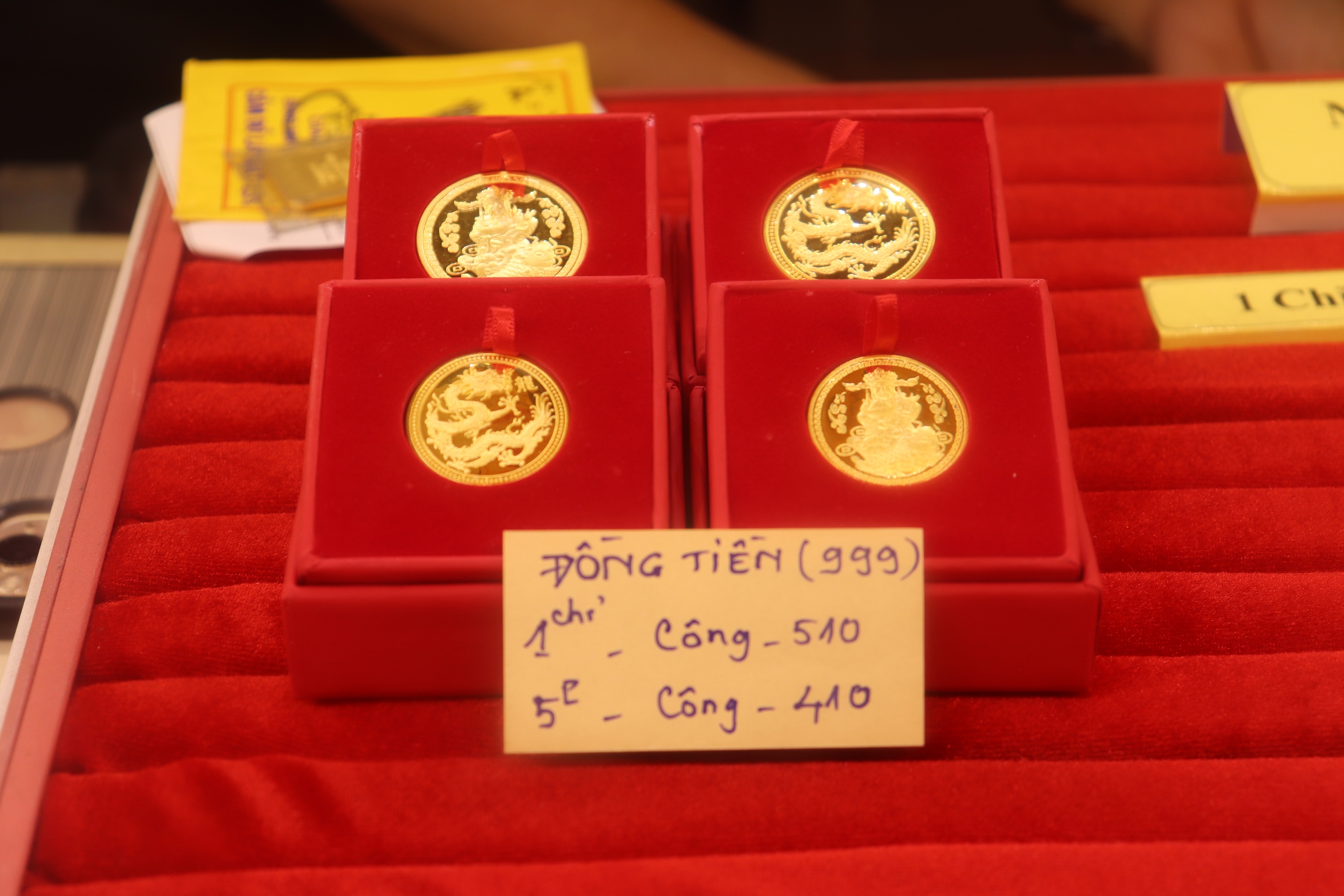 TP HCM: Xếp hàng mua vàng ngày vía Thần Tài- Ảnh 4.