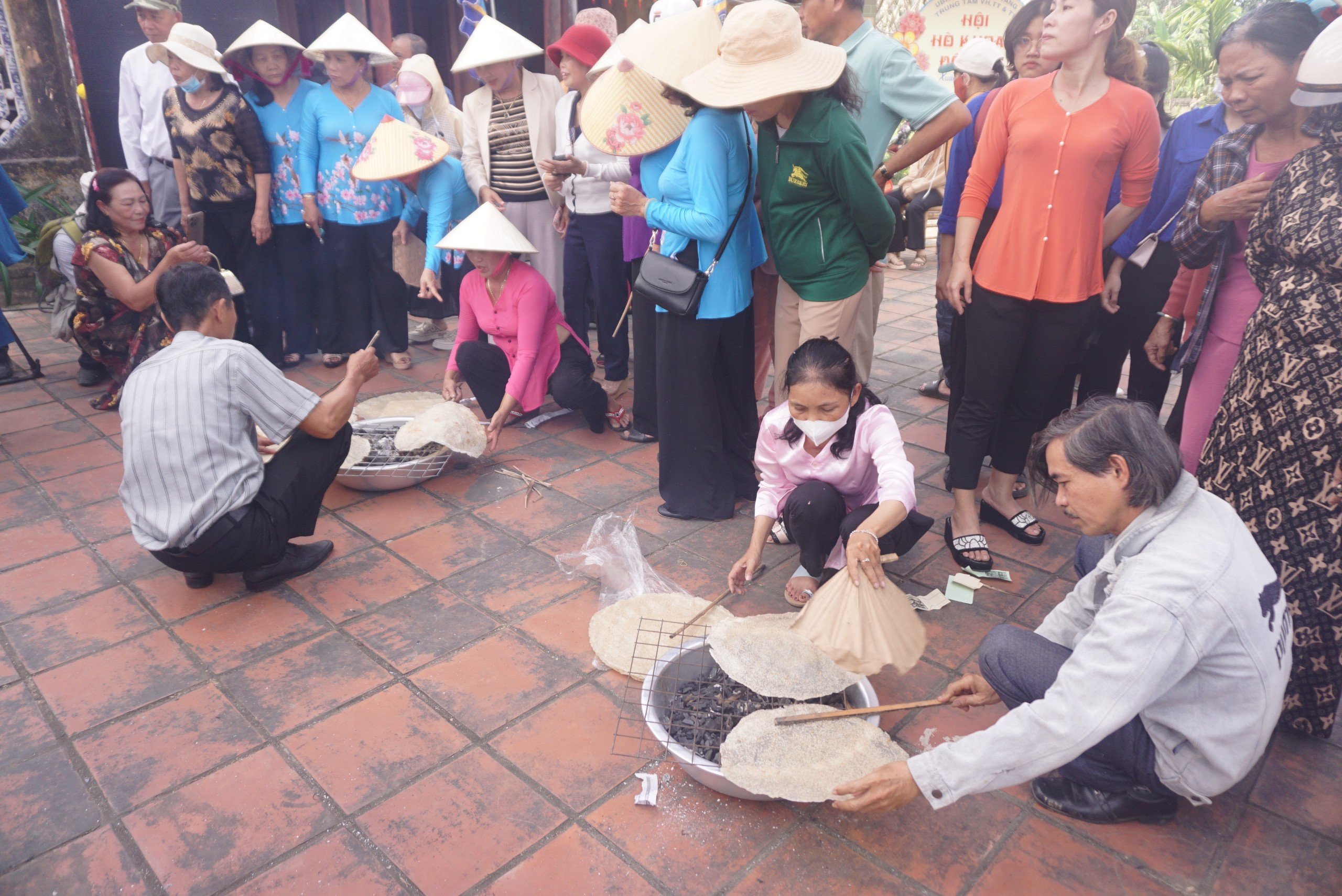 Xem “nghệ nhân” tráng mỳ Quảng tại làng cổ 500 tuổi- Ảnh 9.