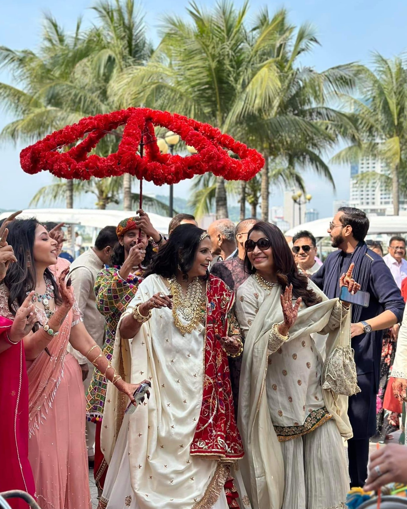 Impressive 3-day 3-night wedding ceremony of Indian billionaire in the middle of Ha Long Bay - Photo 3. Ấn tượng lễ cưới 3 ngày 3 đêm của tỉ phú Ấn Độ giữa vịnh Hạ Long- Ảnh 3.