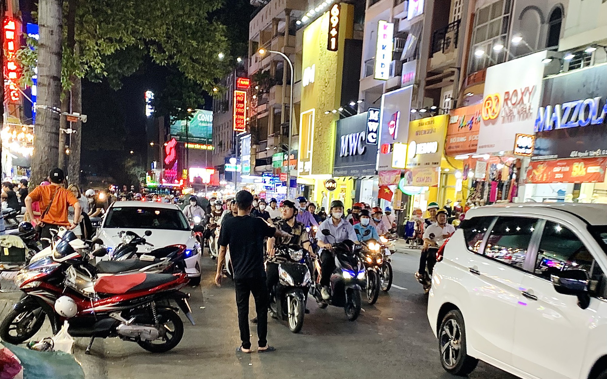 Tắc đường do lấn chiếm bán hàng