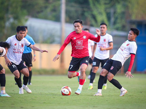 Sau 8 vòng đấu, CLB TP HCM (áo sậm) tạm đứng thứ 6 trên bảng xếp hạng V-League 2023-2024  Ảnh: CAO TOÀN
