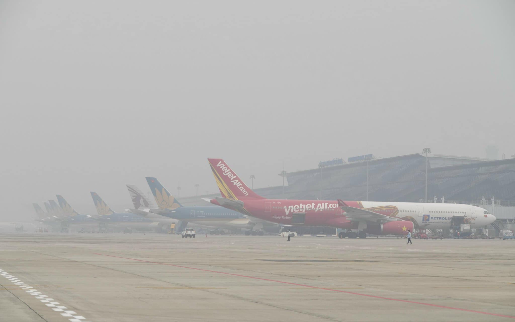 Hàng chục chuyến bay không thể hạ cánh tại Nội Bài