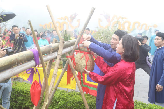 Phó Chủ tịch UBND TP Hà Nội cùng các đại biểu thực hiện nghi thức dựng cây nêu tại Hoàng thành Thăng Long