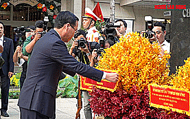 Chủ tịch nước Võ Văn Thưởng cùng kiều bào thả cá chép “tiễn ông Công, ông Táo”