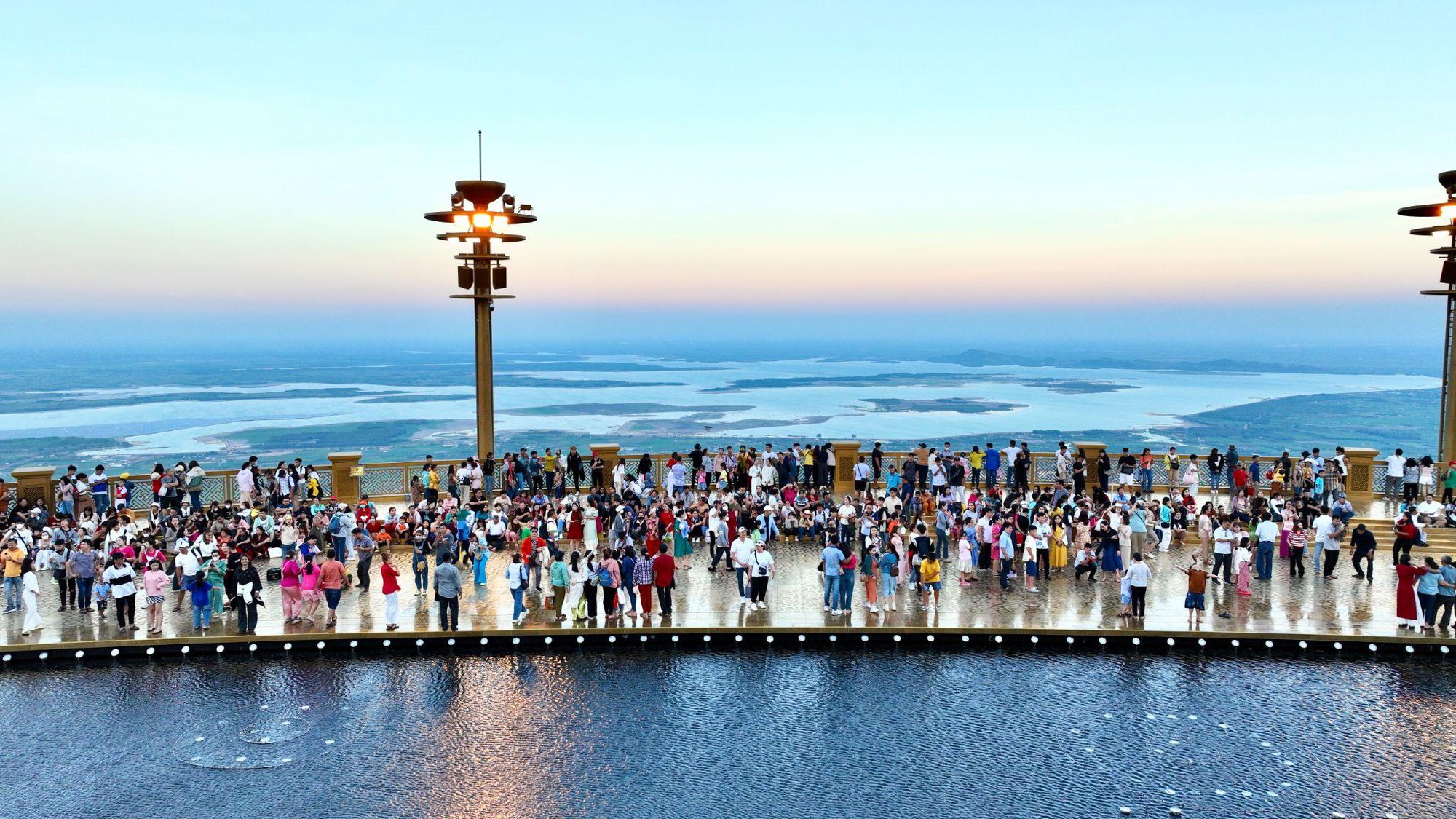 Mùng 4 Tết, hơn 150 nghìn du khách đi cáp treo lên núi Bà Đen hành hương- Ảnh 3.