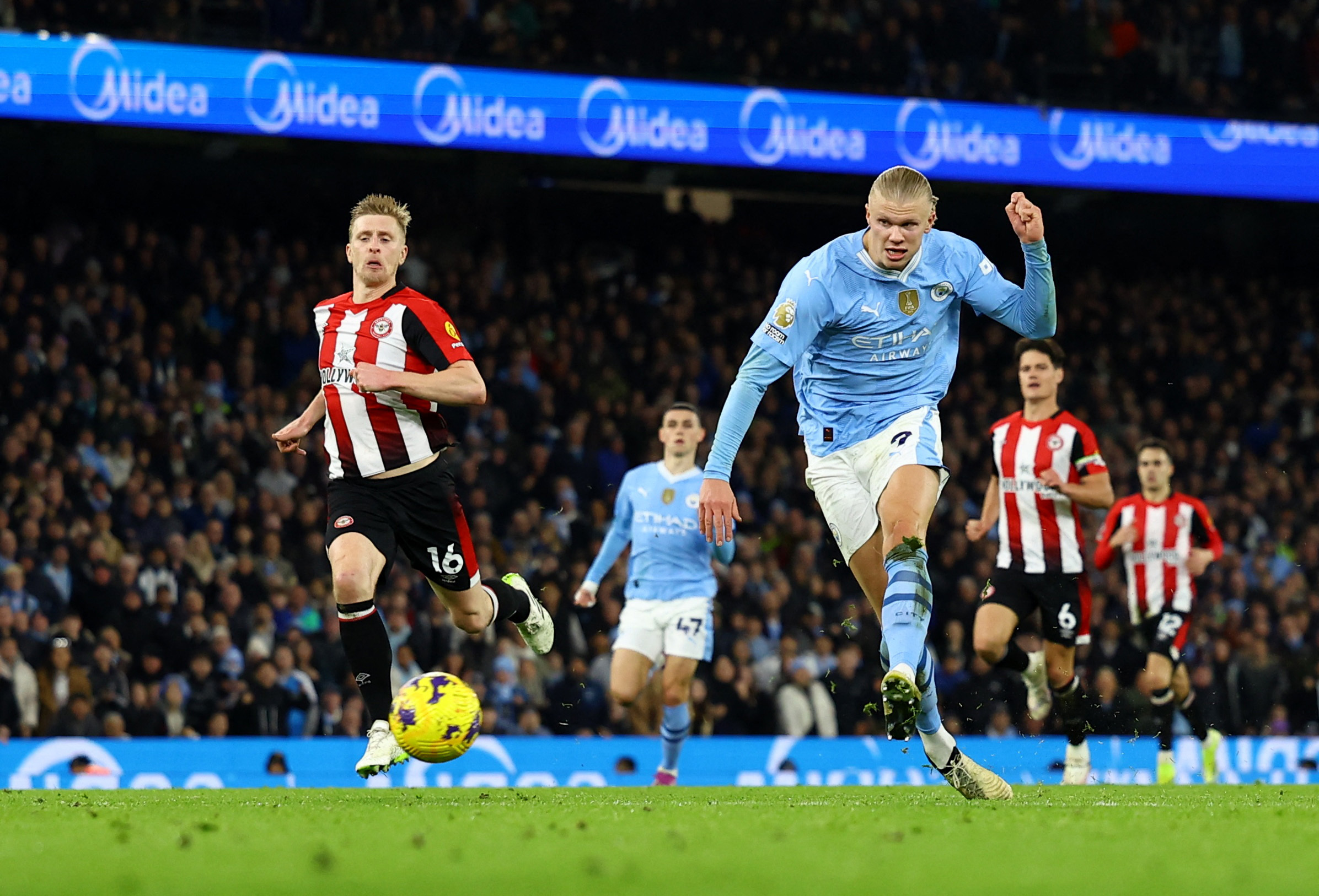 Haaland lập kỷ lục Ngoại hạng Anh, Man City tái chiếm ngôi nhì bảng