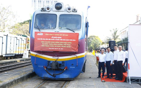 Khởi hành chuyến tàu liên vận quốc tế đầu tiên của năm mới