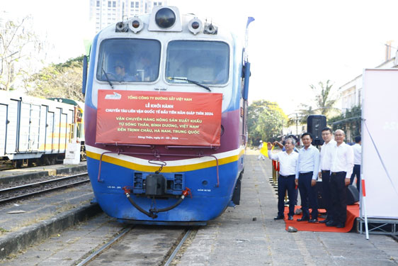 Chuyến tàu liên vận quốc tế đầu tiên năm Giáp Thìn 2024 vận chuyển hàng nông sản xuất khẩu từ Sóng Thần đến Trịnh Châu, Hà Nam (Trung Quốc) Ảnh: TTXVN