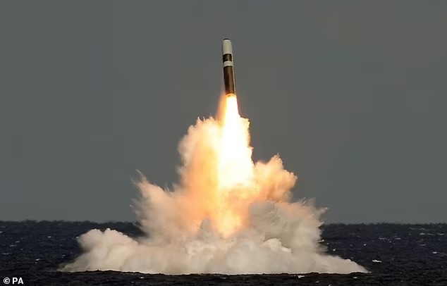 Tên lửa đạn đạo Trident II (D5) bắn từ HMS Vanguard ngày 30-1. Ảnh: PA