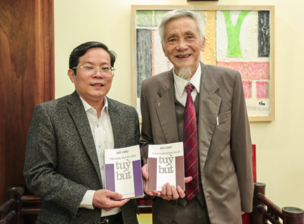 "Mai Vàng tri ân" thăm, tặng quà nhà văn Đỗ Chu, GS Đào Trọng Thi- Ảnh 2.
