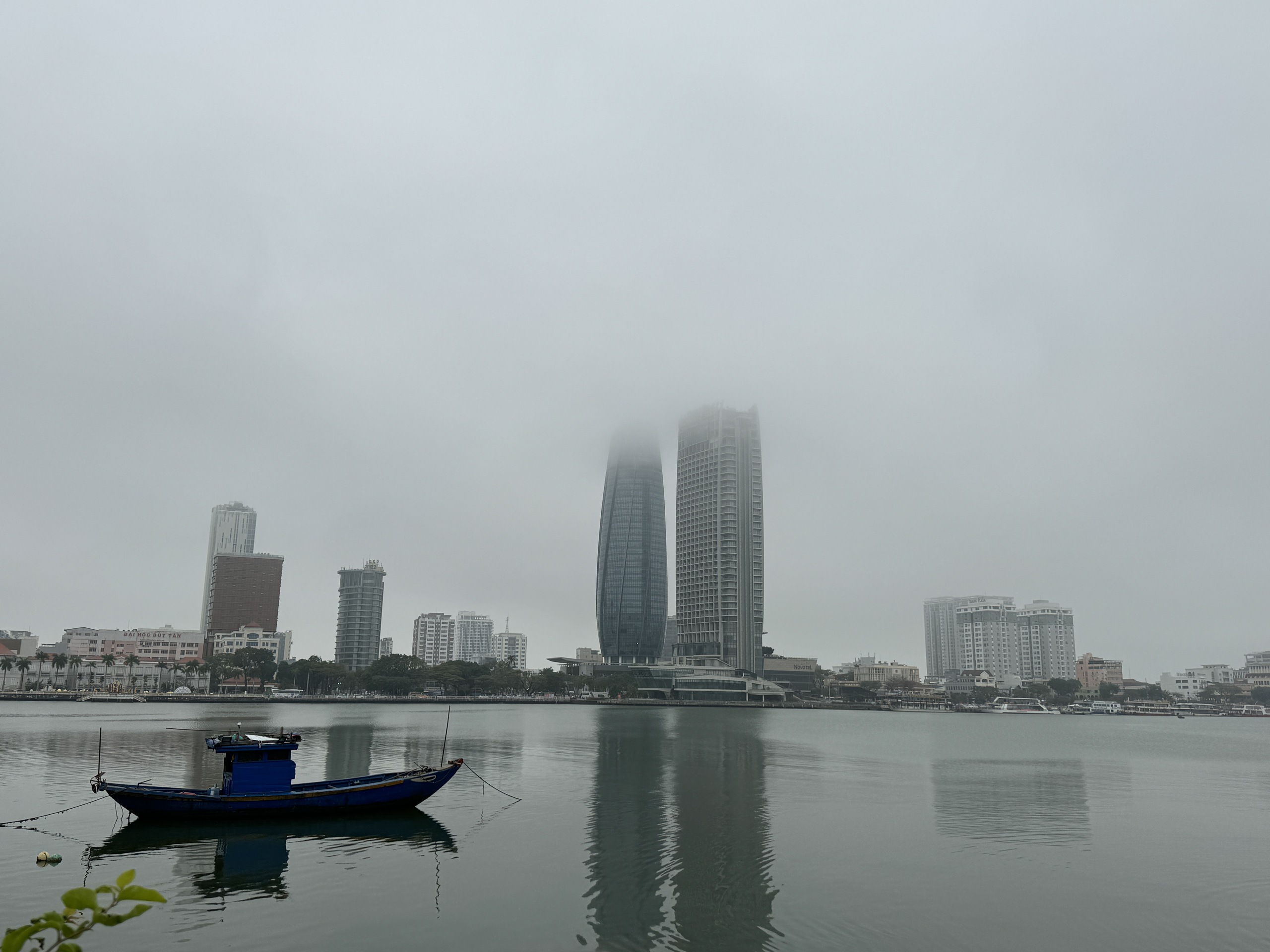 Cận cảnh sương mù dày đặc bao phủ Đà Nẵng- Ảnh 1.