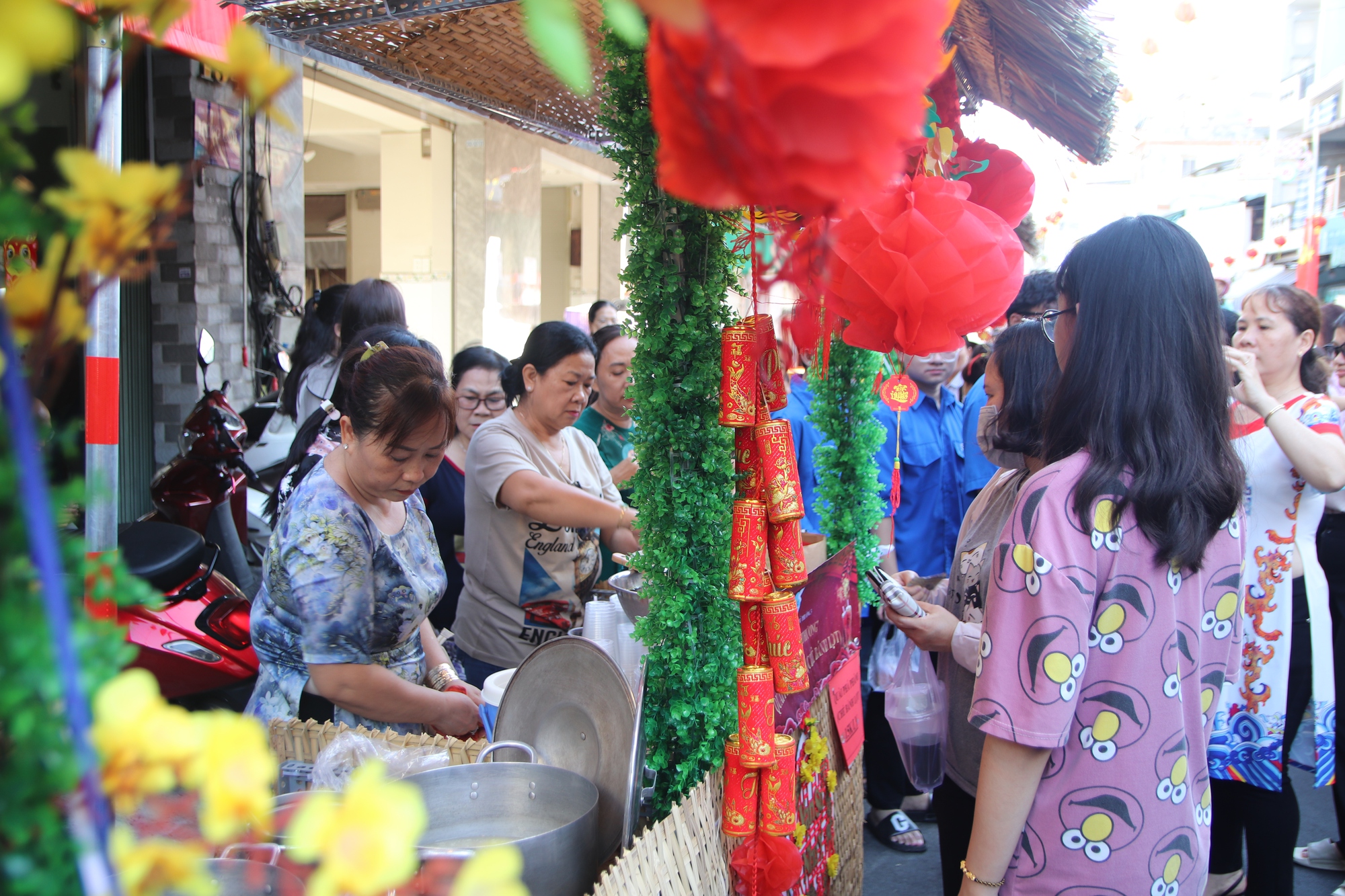 Sắc màu Tết Nguyên tiêu ở TP HCM- Ảnh 11.