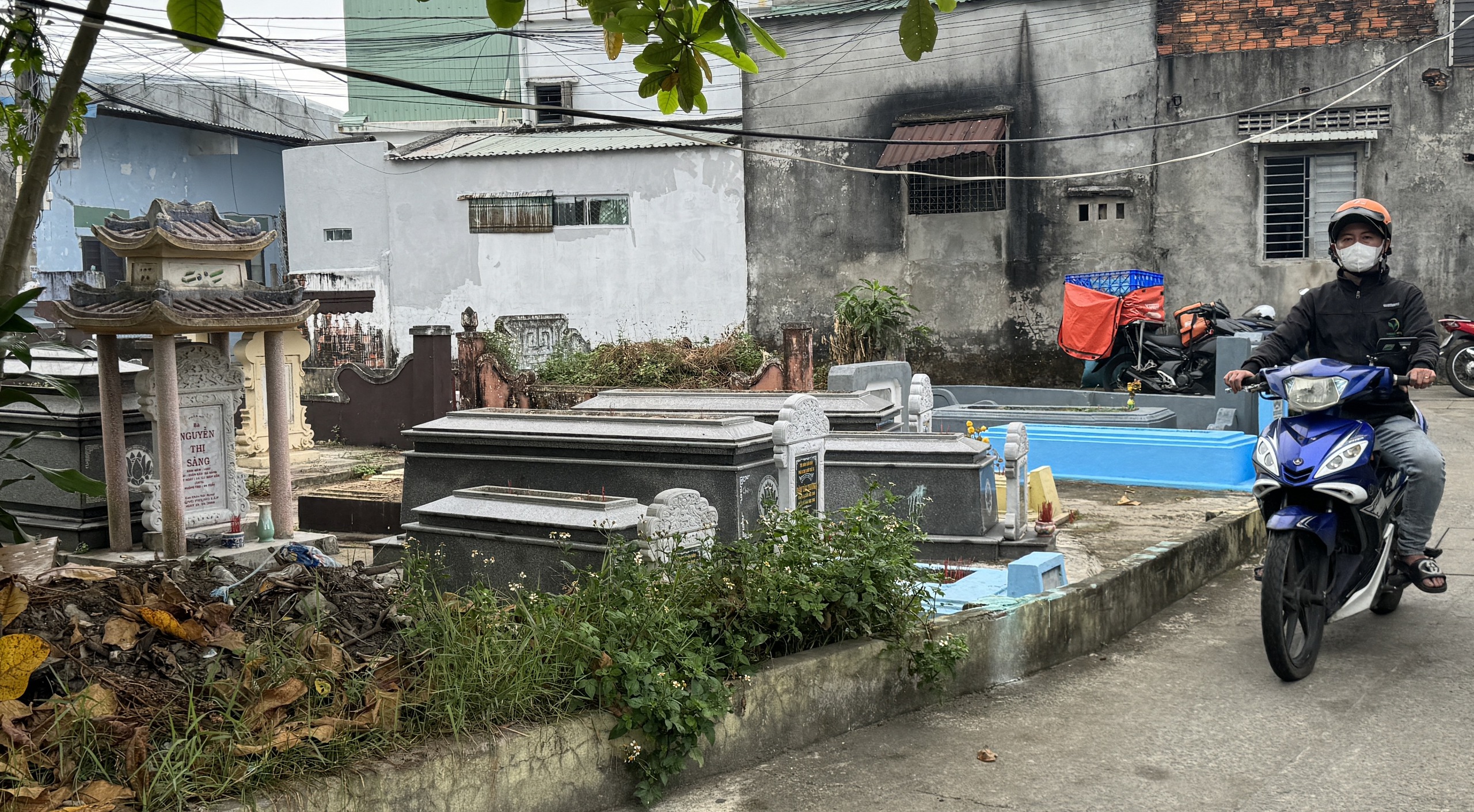Ớn lạnh cảnh khu dân cư xen lẫn hàng ngàn ngôi mộ ở Đà Nẵng- Ảnh 3.