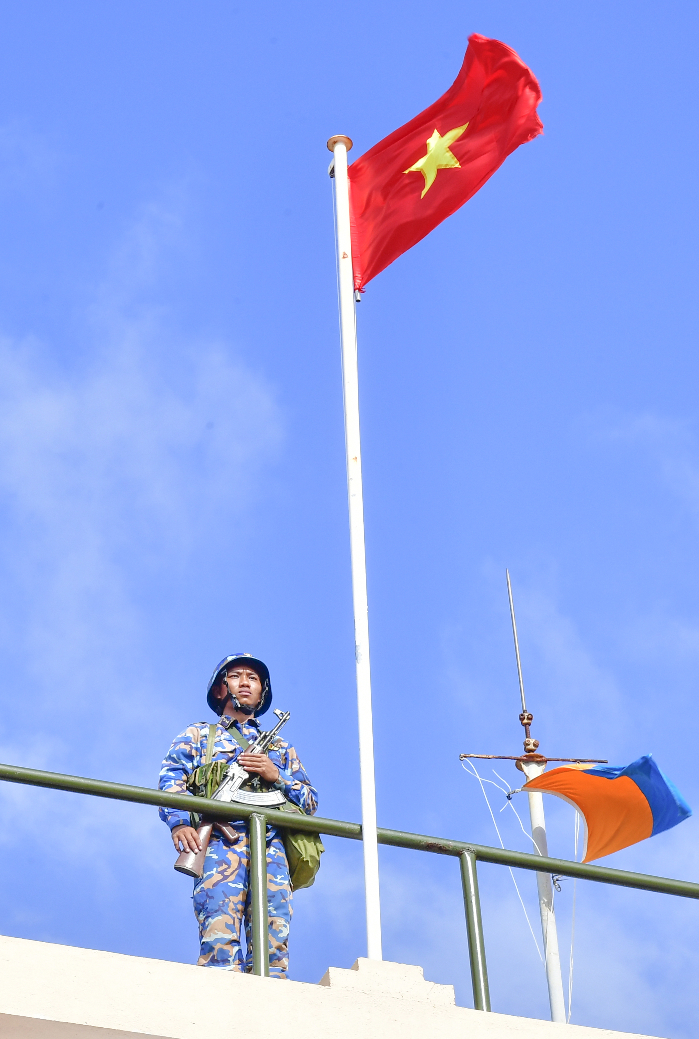 Trung sĩ Nguyễn Duy Tuấn, Chiến sĩ Tàu 571, Lữ đoàn 955, Vùng 4 Hải quân thực hiện nhiệm vụ gác.