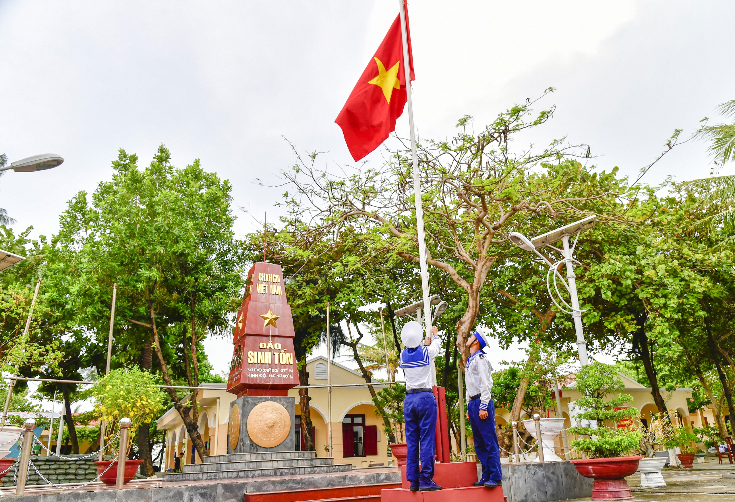 Chế độ treo Quốc kỳ trên Đảo Sinh Tồn.
