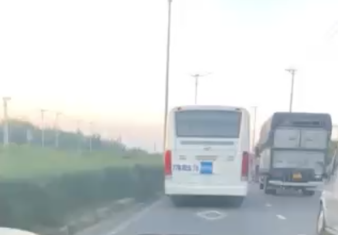 Chủ tịch UBND tỉnh Bình Định quay clip xe vi phạm, yêu cầu giám đốc sở xử lý- Ảnh 2. Chủ tịch UBND tỉnh Bình Định quay clip xe vi phạm, yêu cầu giám đốc sở xử lý- Ảnh 2.