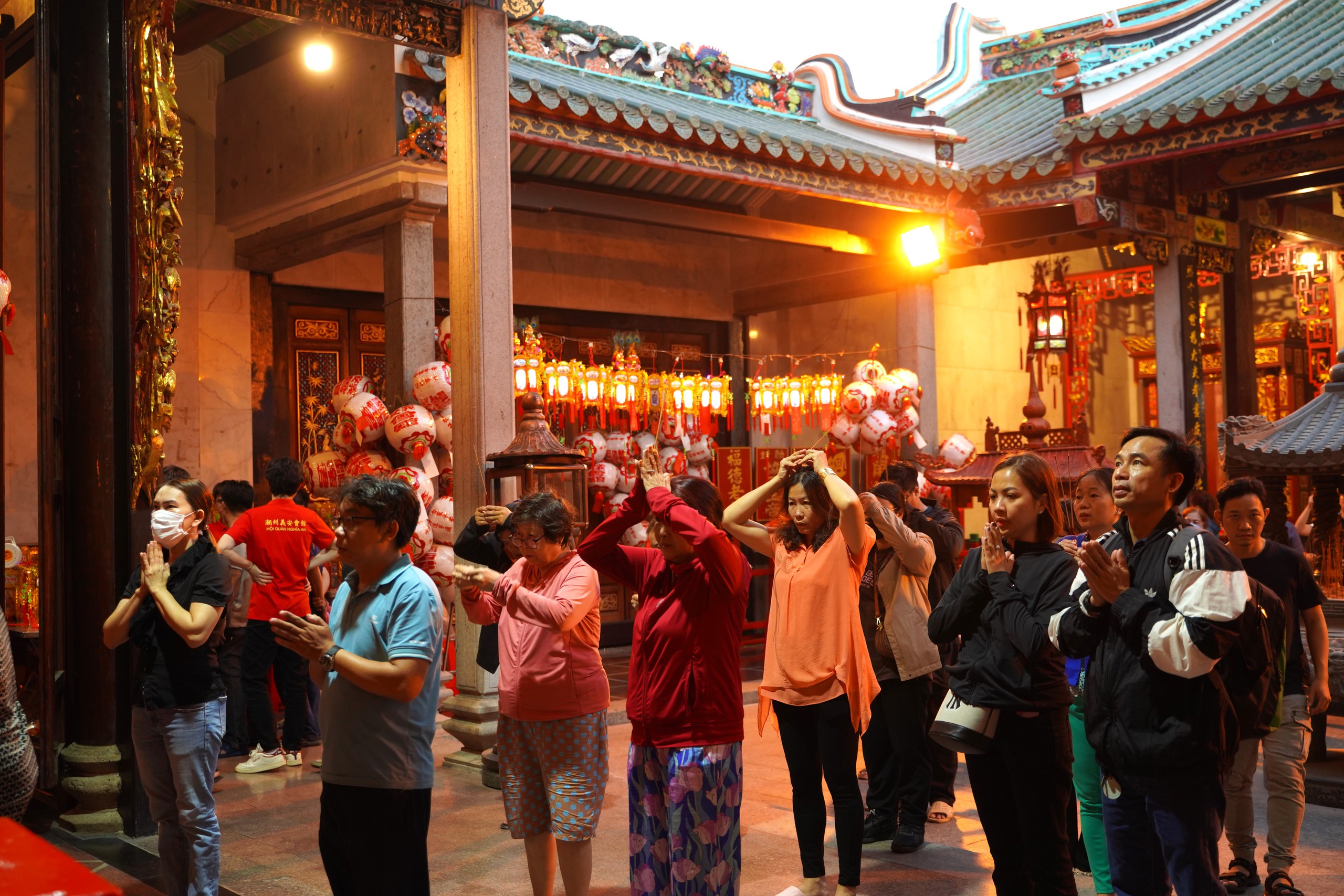 TP HCM: Hàng ngàn người đến vay lộc  tại chùa Ông- Ảnh 4.