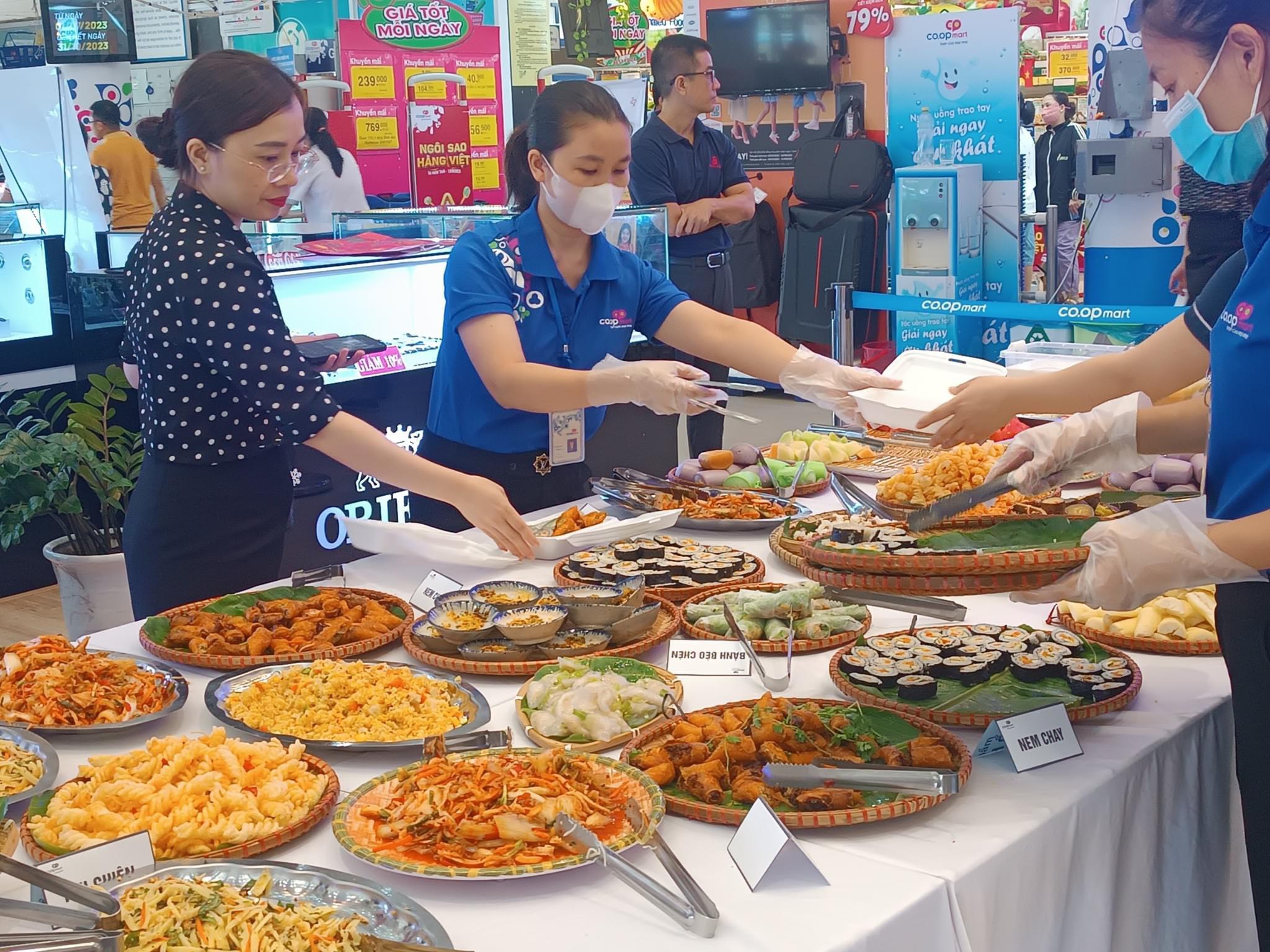 Buffet chay tại siêu thị hút khách ngày rằm tháng Giêng- Ảnh 1.