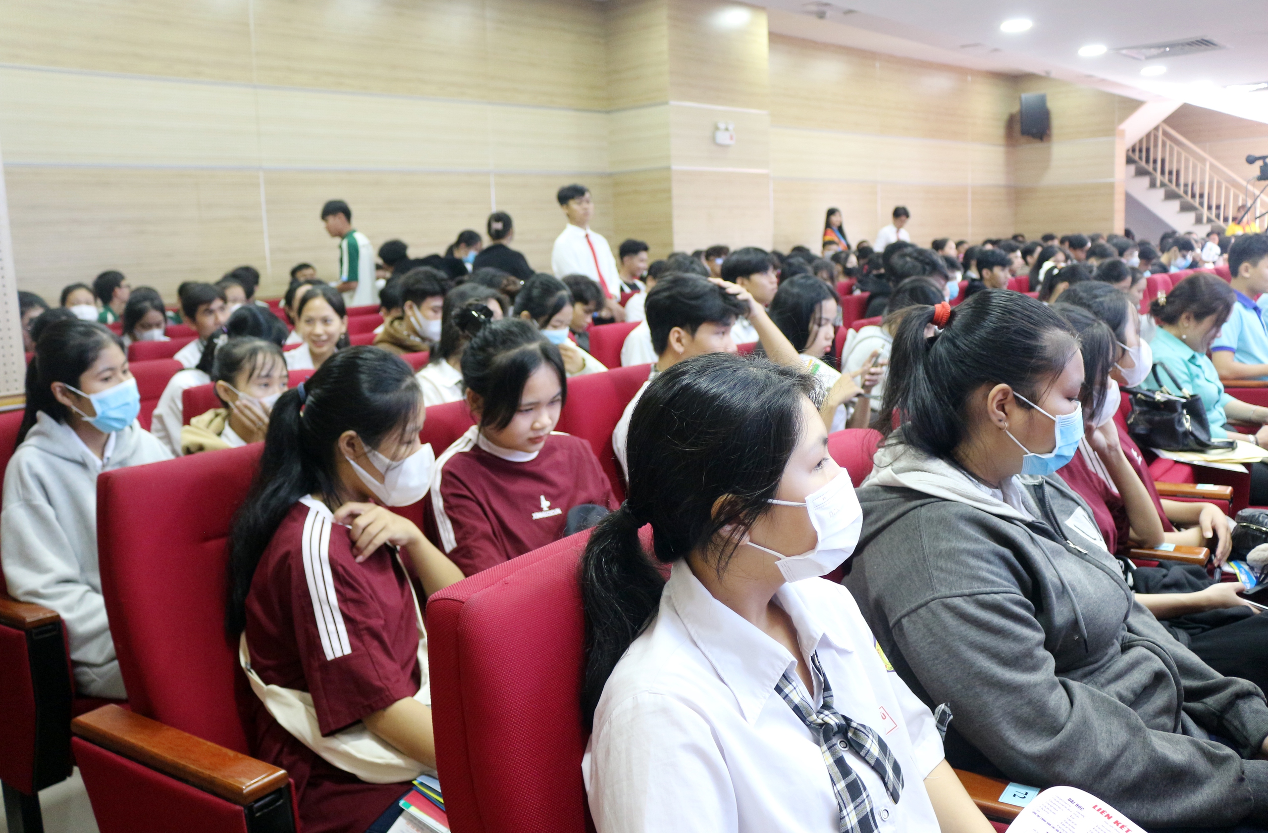 Trường ĐH Cửu Long đón hơn 6.000 học sinh, thầy cô đến tư vấn tuyển sinh- Ảnh 3.