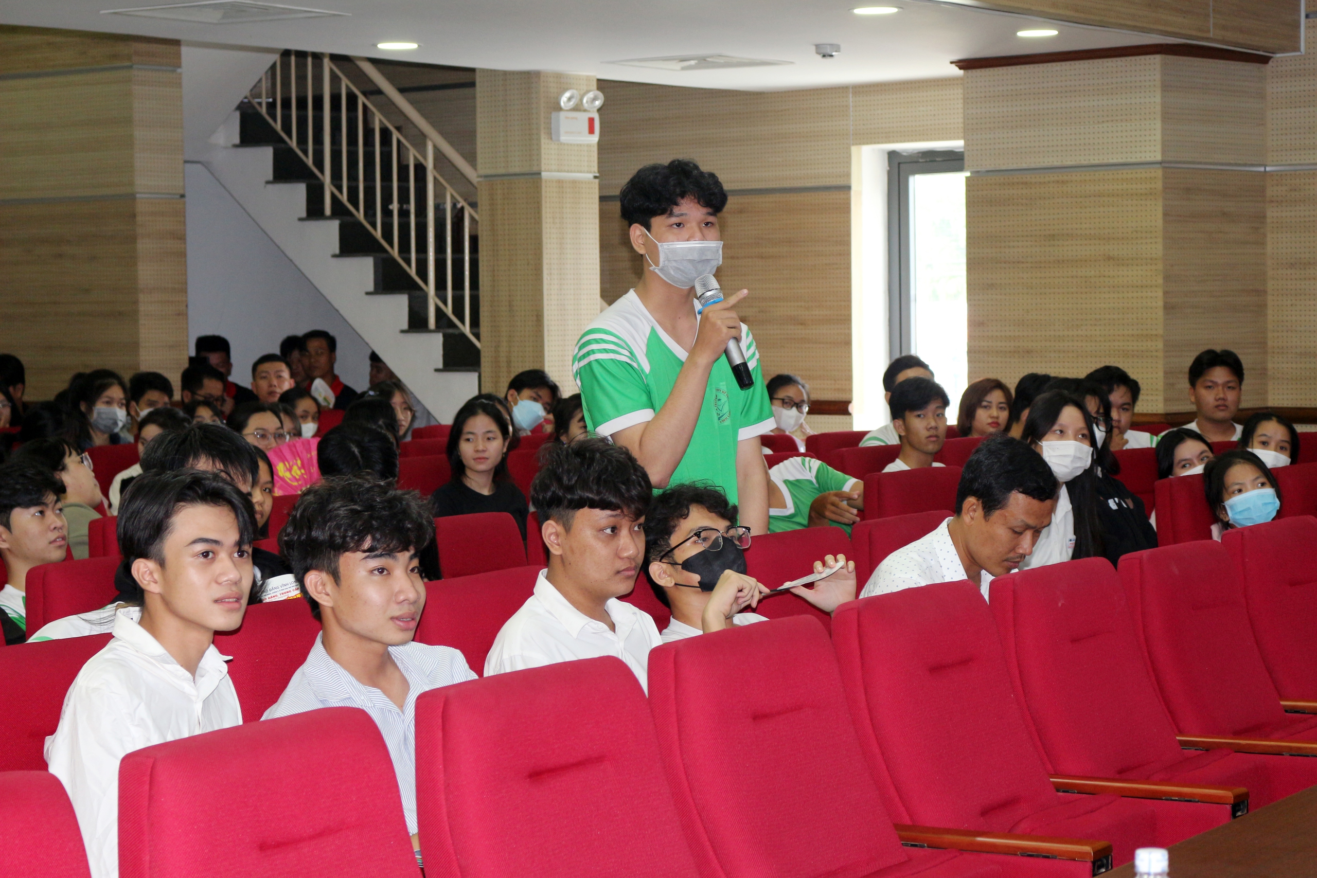 Trường ĐH Cửu Long đón hơn 6.000 học sinh, thầy cô đến tư vấn tuyển sinh- Ảnh 4.