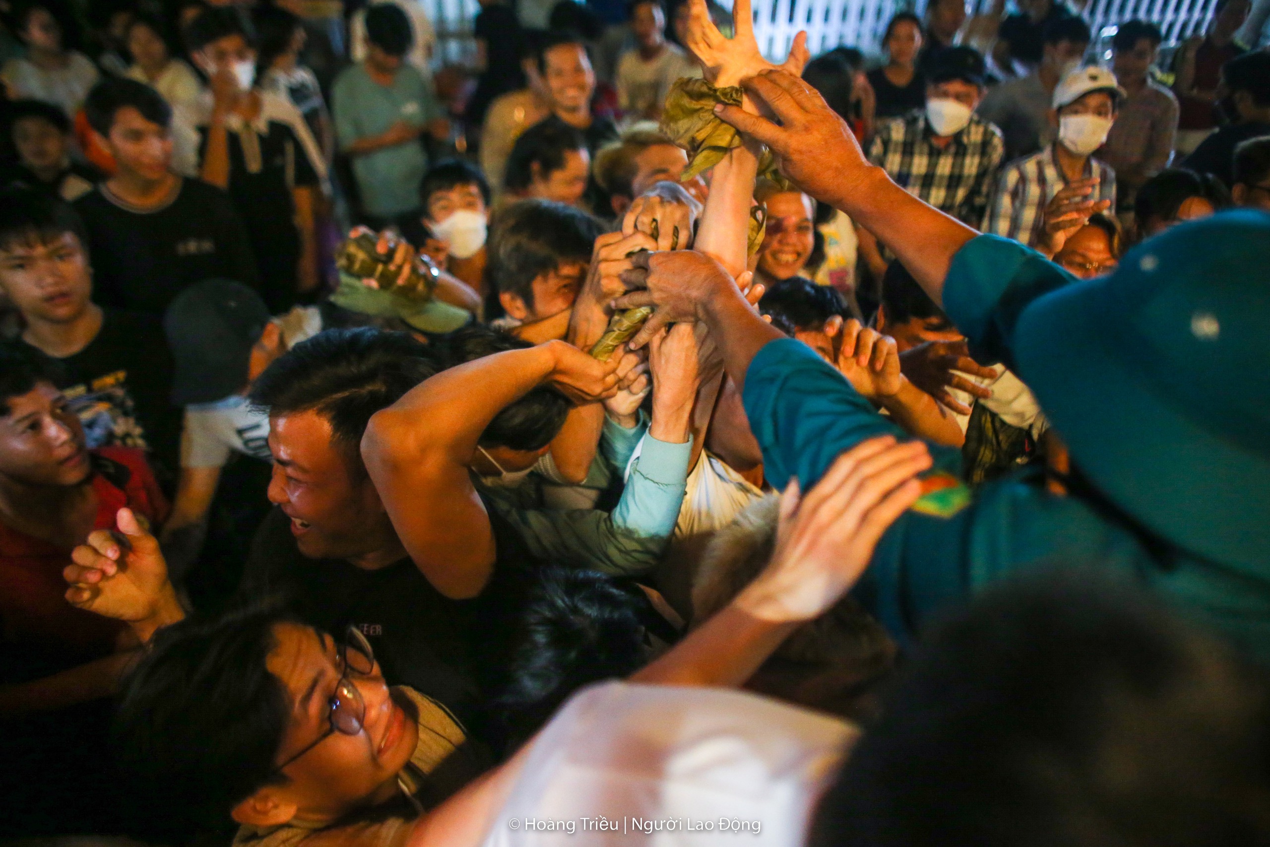 Hàng ngàn người tranh lộc trong đêm tại lễ hội Làm Chay- Ảnh 11.