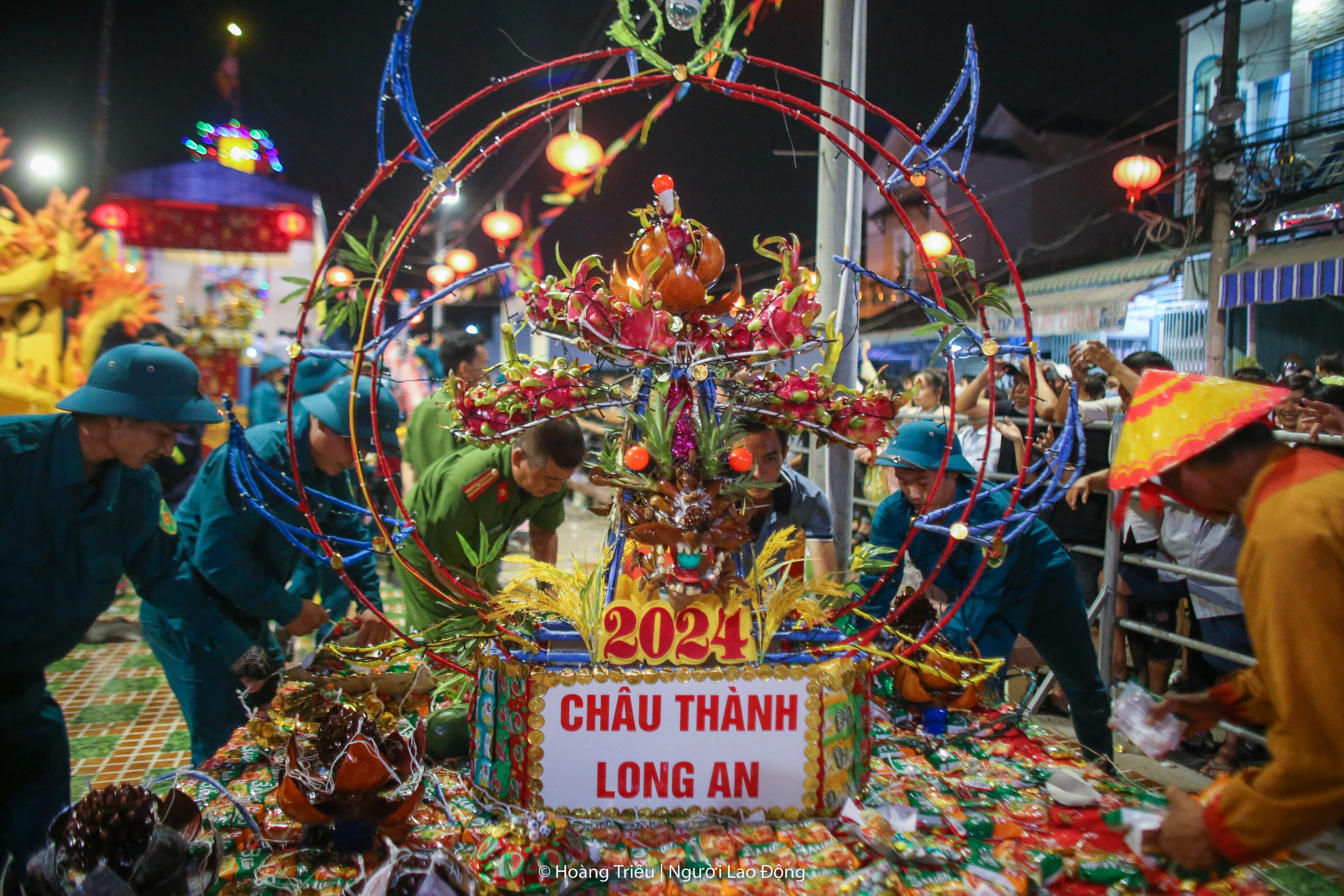Hàng ngàn người tranh lộc trong đêm tại lễ hội Làm Chay- Ảnh 15.