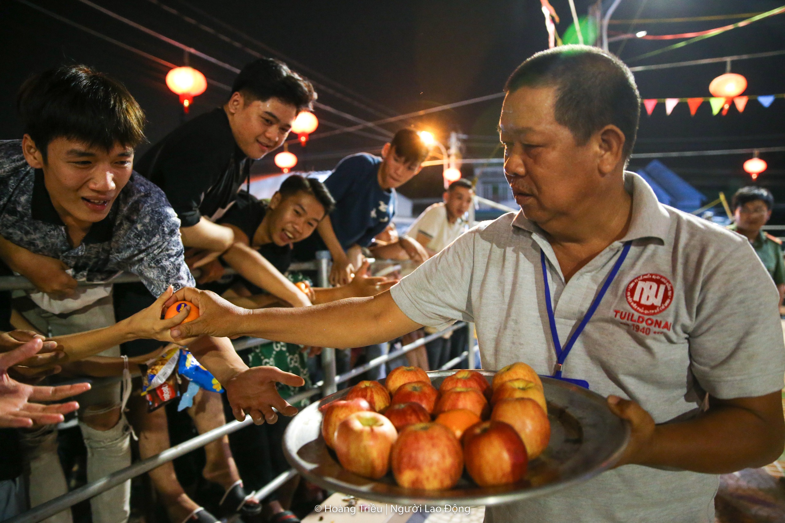 Hàng ngàn người tranh lộc trong đêm tại lễ hội Làm Chay- Ảnh 14.