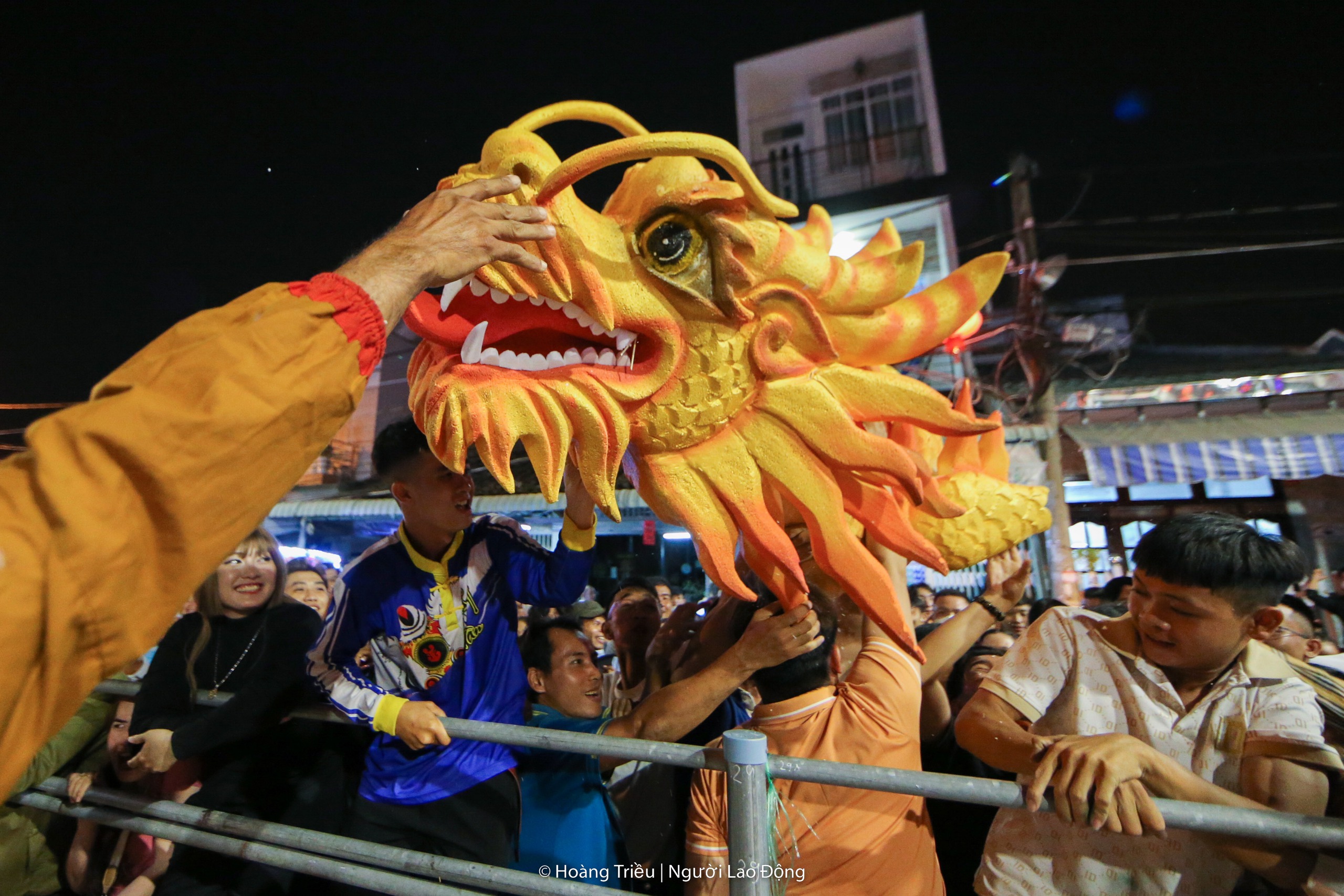 Hàng ngàn người tranh lộc trong đêm tại lễ hội Làm Chay- Ảnh 12.