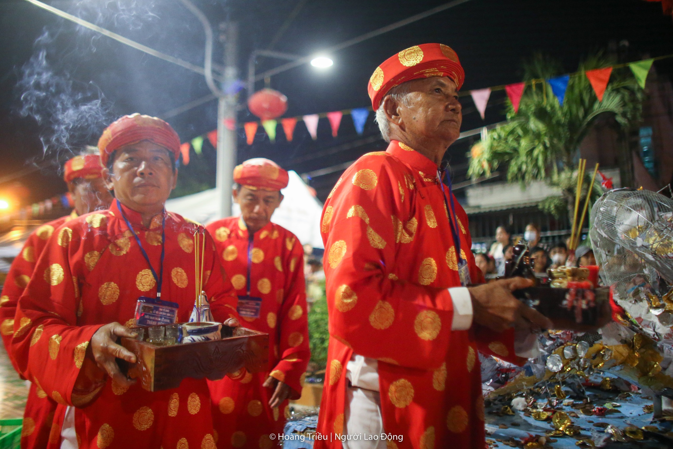 Hàng ngàn người tranh lộc trong đêm tại lễ hội Làm Chay- Ảnh 2.