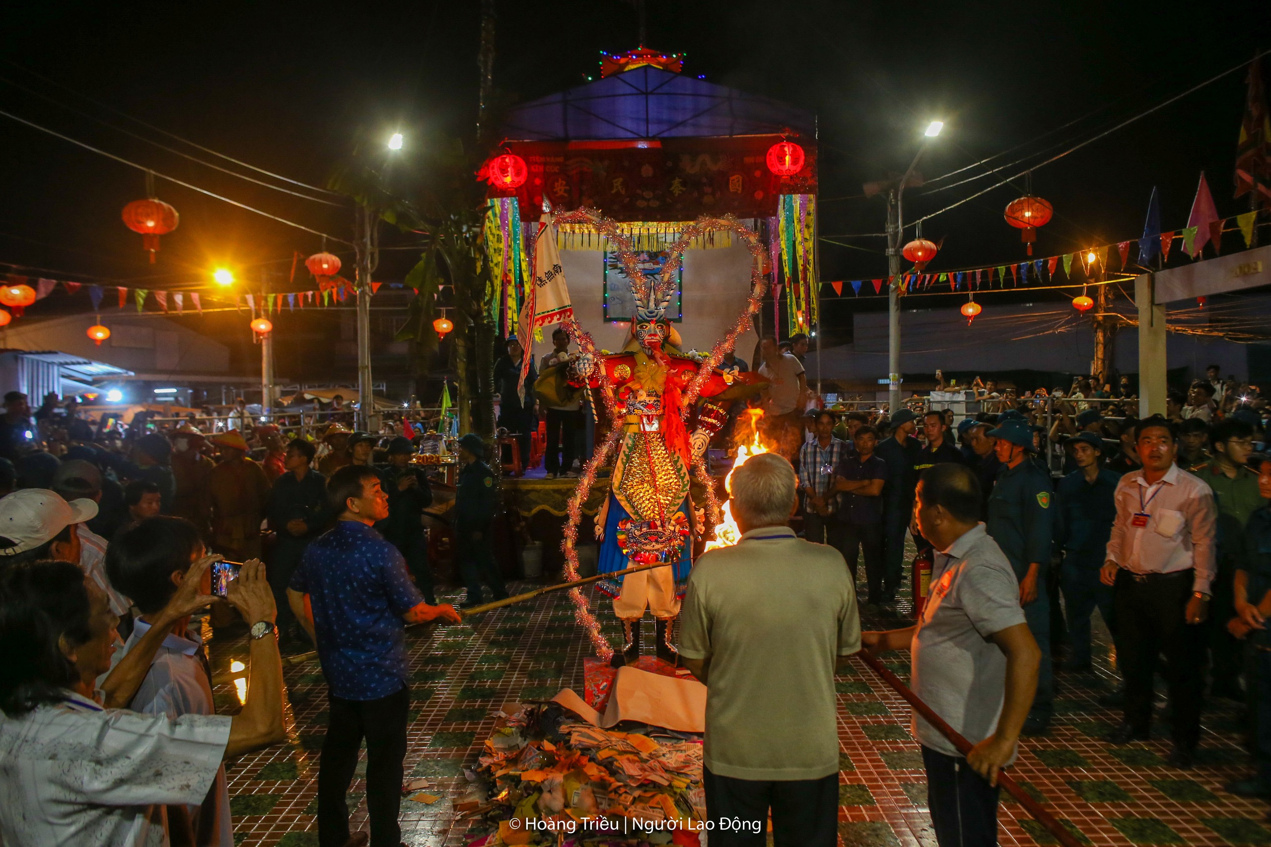 Hàng ngàn người tranh lộc trong đêm tại lễ hội Làm Chay- Ảnh 7.