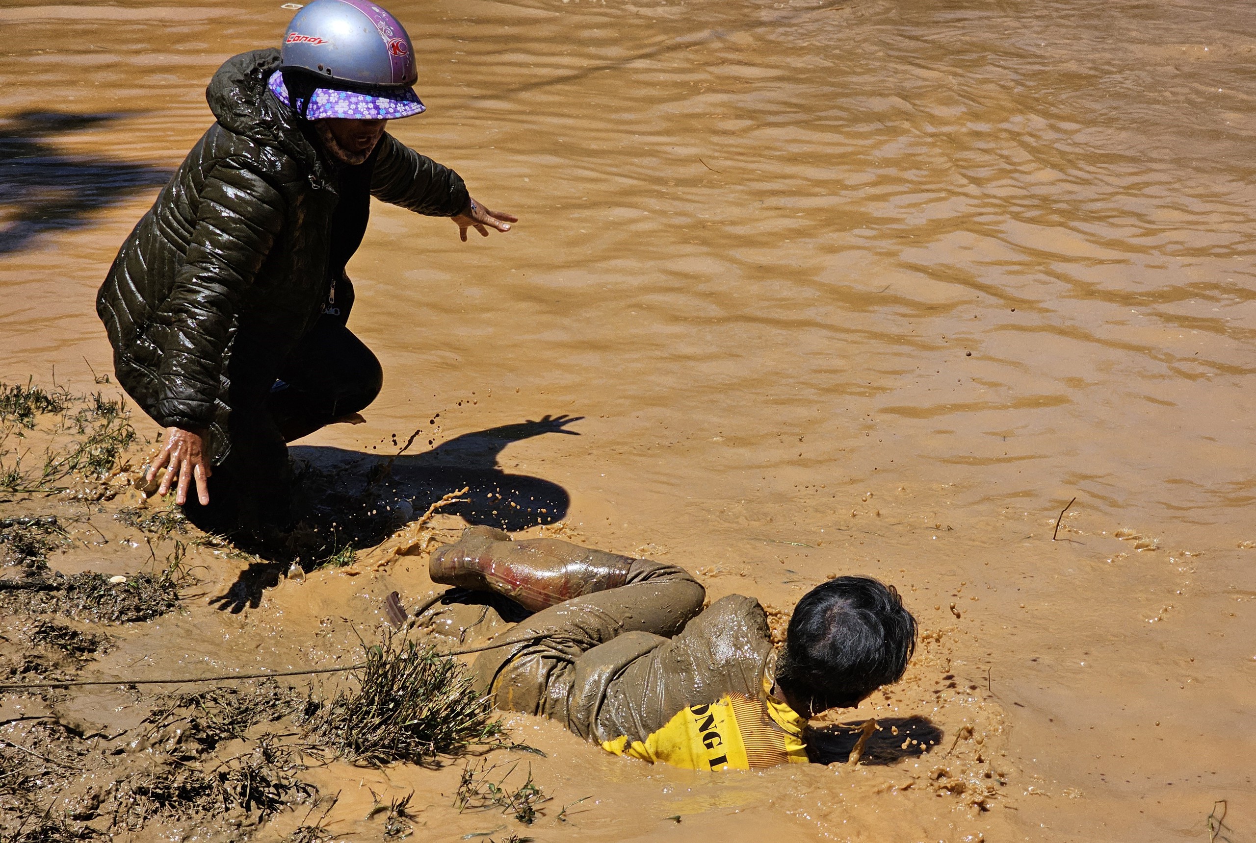 Hàng trăm người đổ về hồ thủy điện cổ nhất Việt Nam để bắt cá to- Ảnh 11.