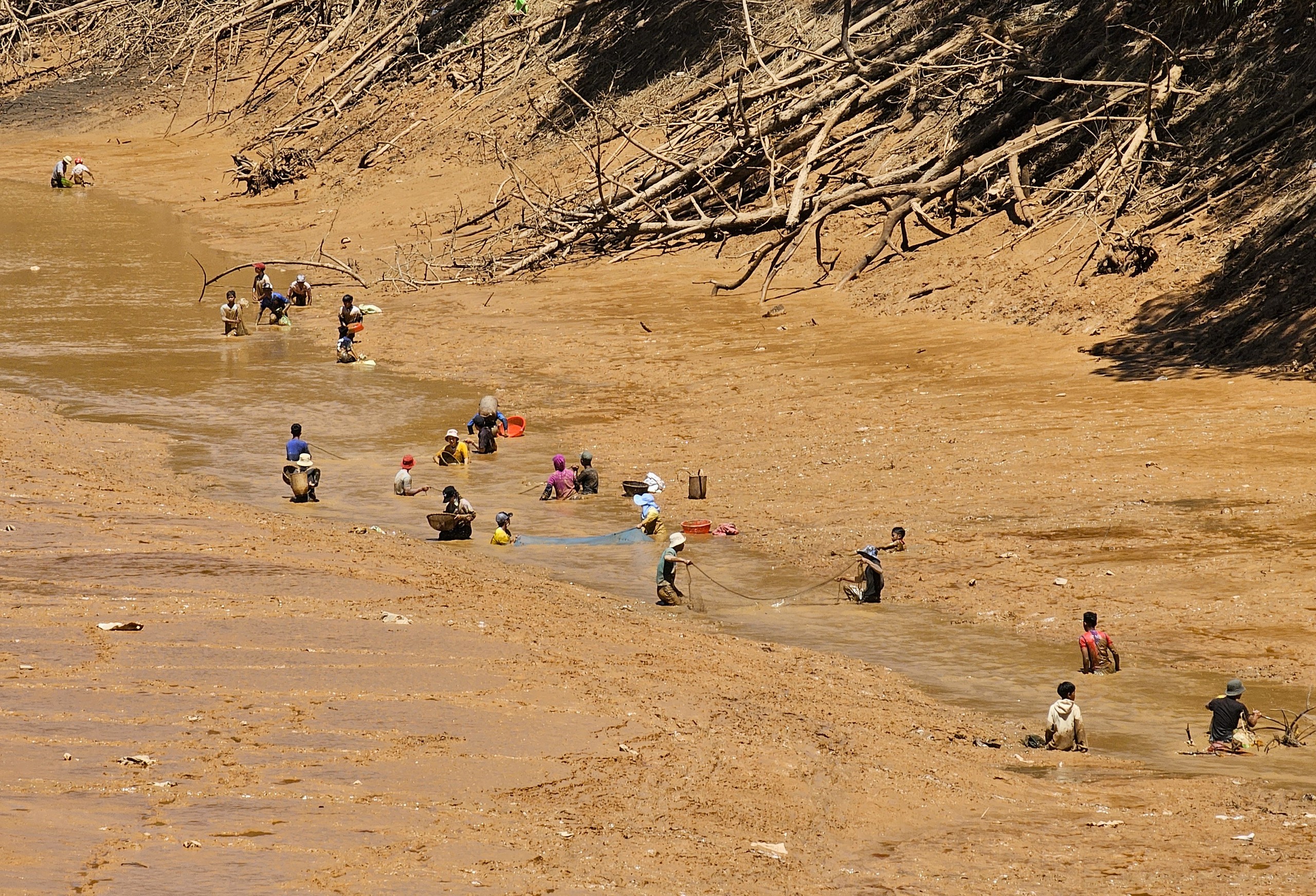 Hàng trăm người đổ về hồ thủy điện cổ nhất Việt Nam để bắt cá to- Ảnh 17.