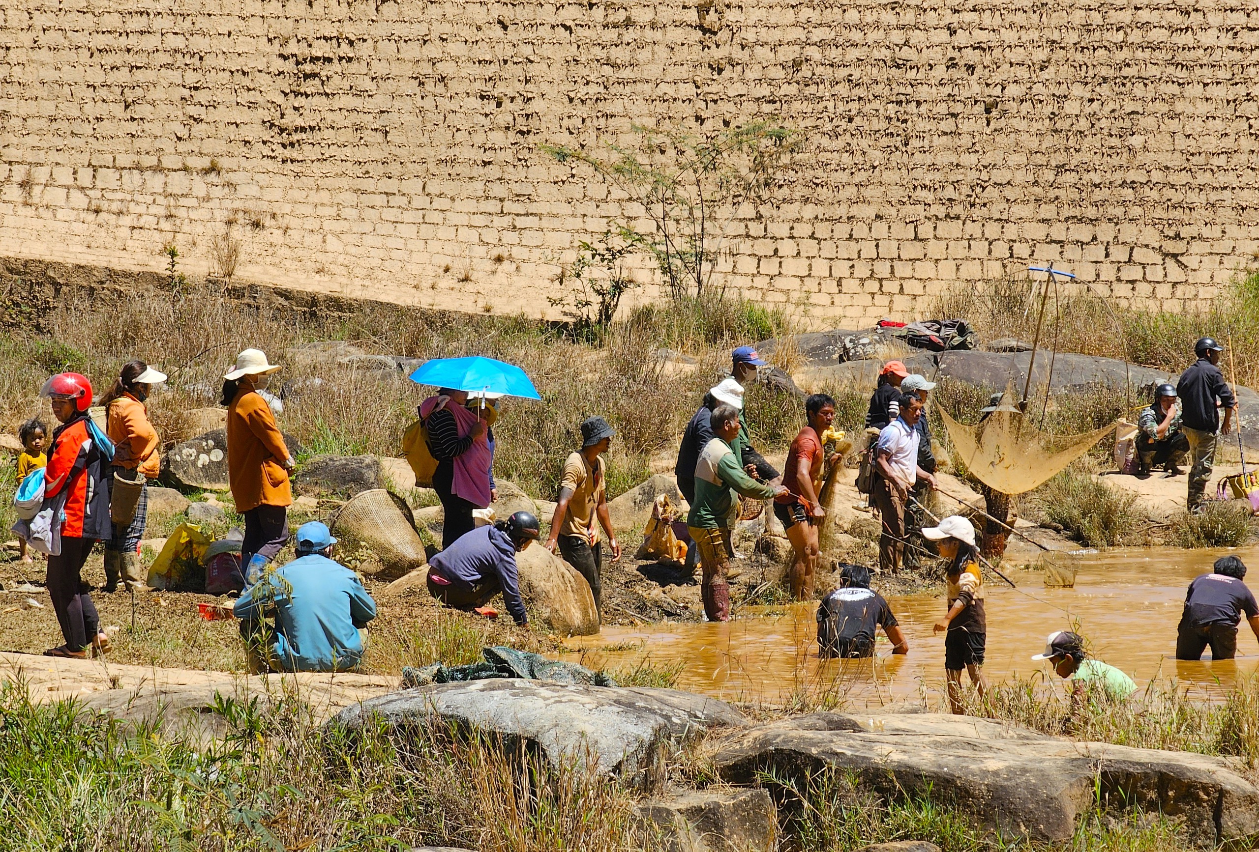 Hàng trăm người đổ về hồ thủy điện cổ nhất Việt Nam để bắt cá to- Ảnh 5.